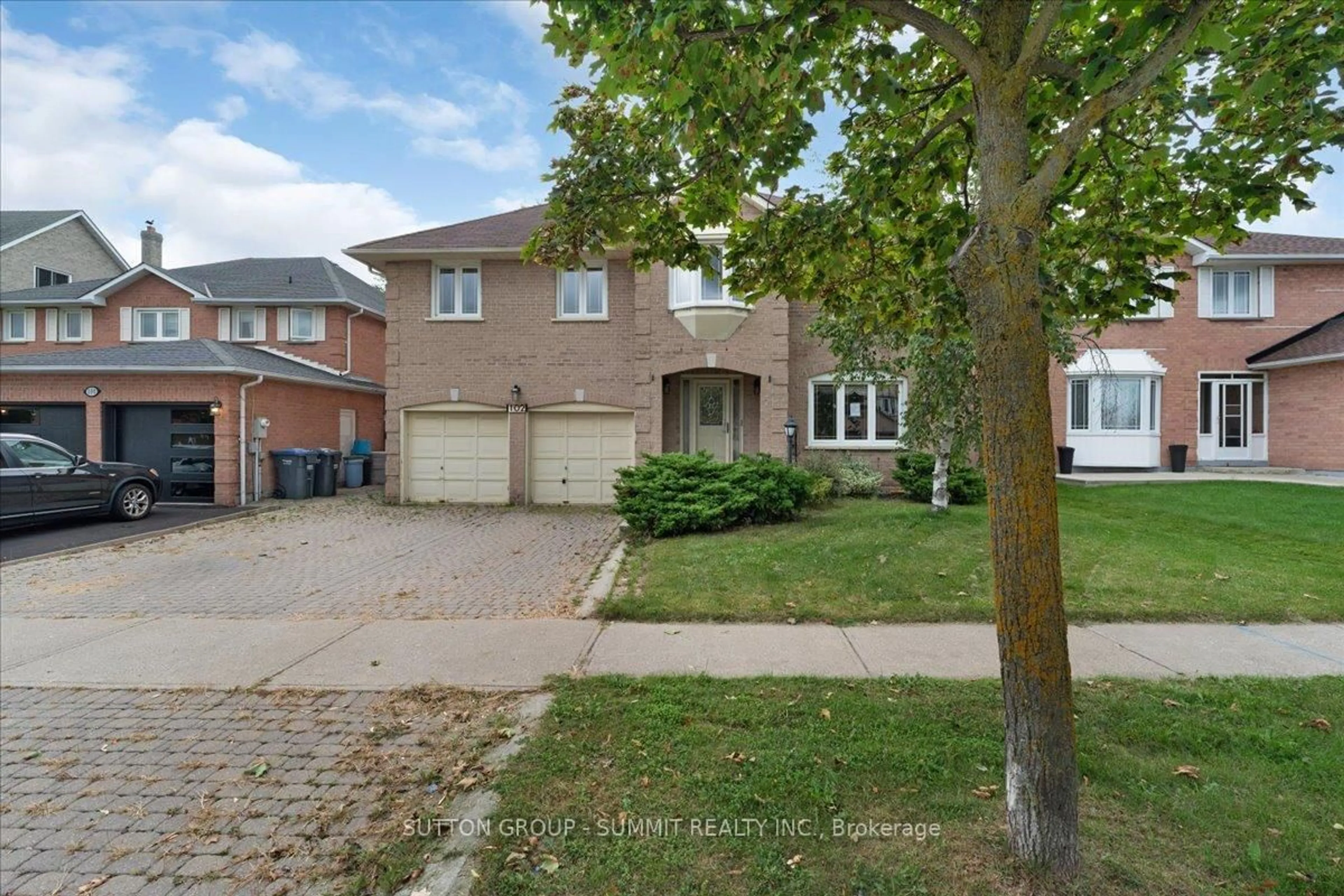 A pic from outside/outdoor area/front of a property/back of a property/a pic from drone, street for 102 Sunforest Dr, Brampton Ontario L6Z 4B2