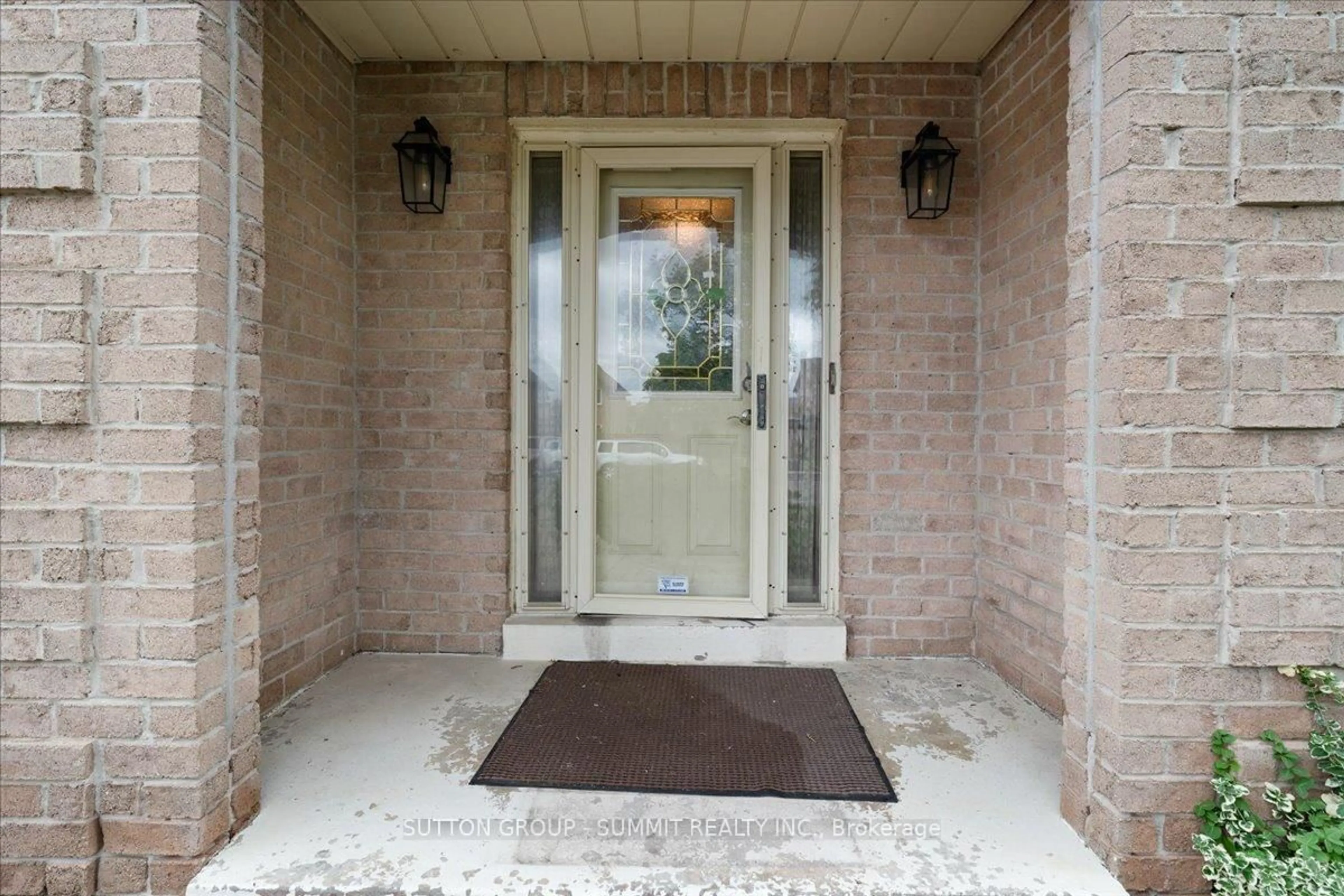 Indoor entryway for 102 Sunforest Dr, Brampton Ontario L6Z 4B2