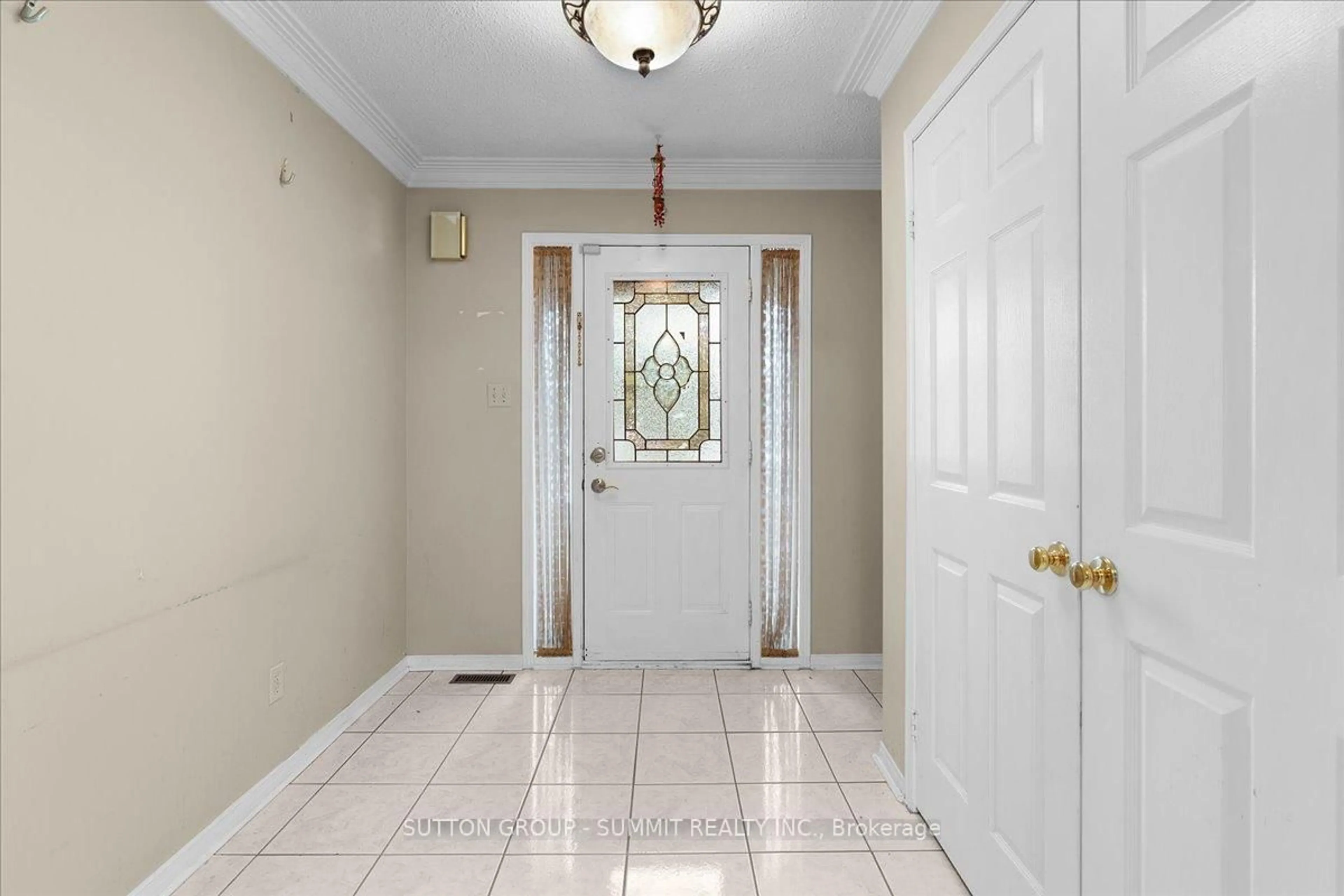 Indoor entryway for 102 Sunforest Dr, Brampton Ontario L6Z 4B2