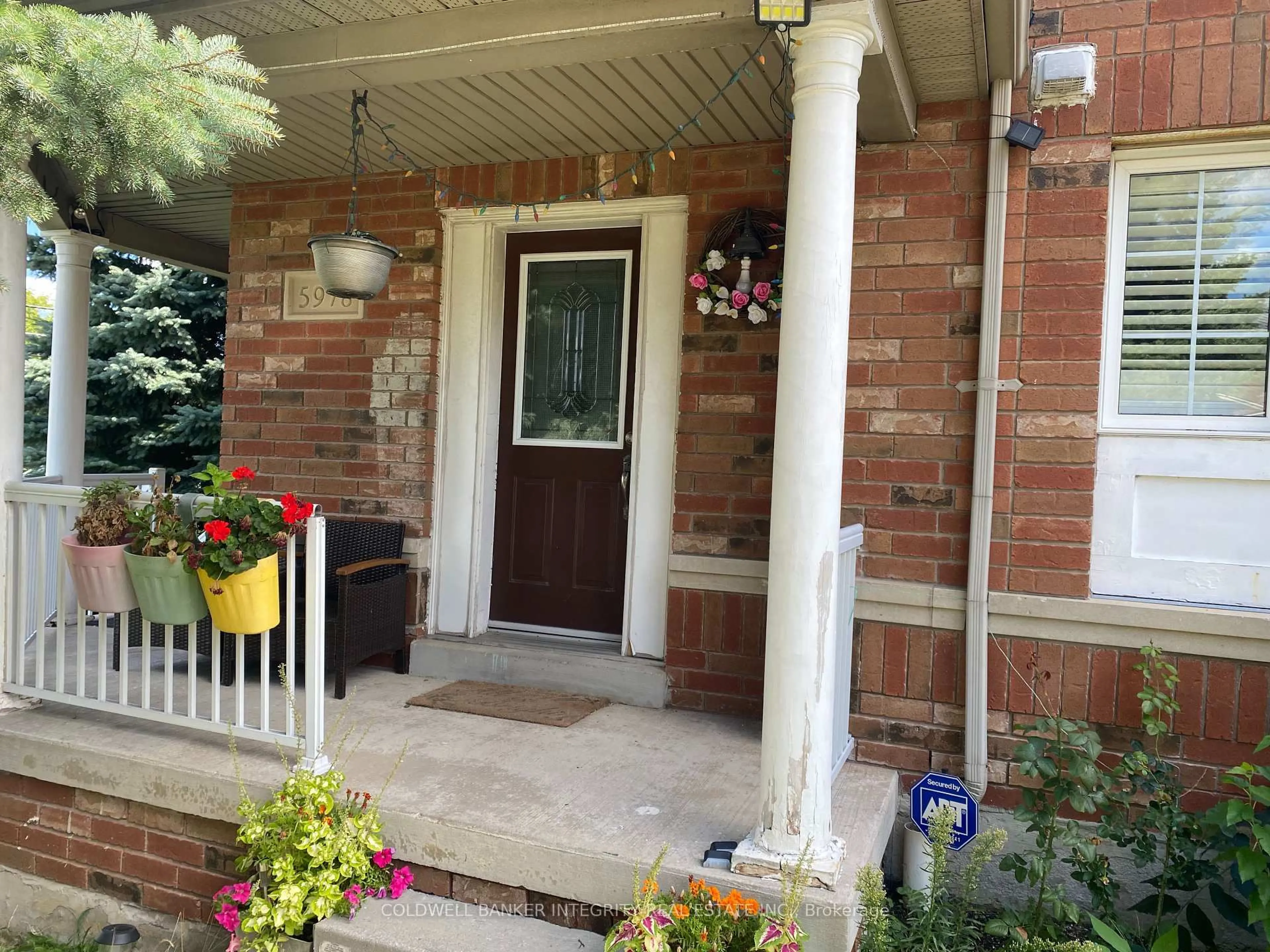 Indoor entryway for 5978 Winston Churchill Blvd, Mississauga Ontario L5M 6K2