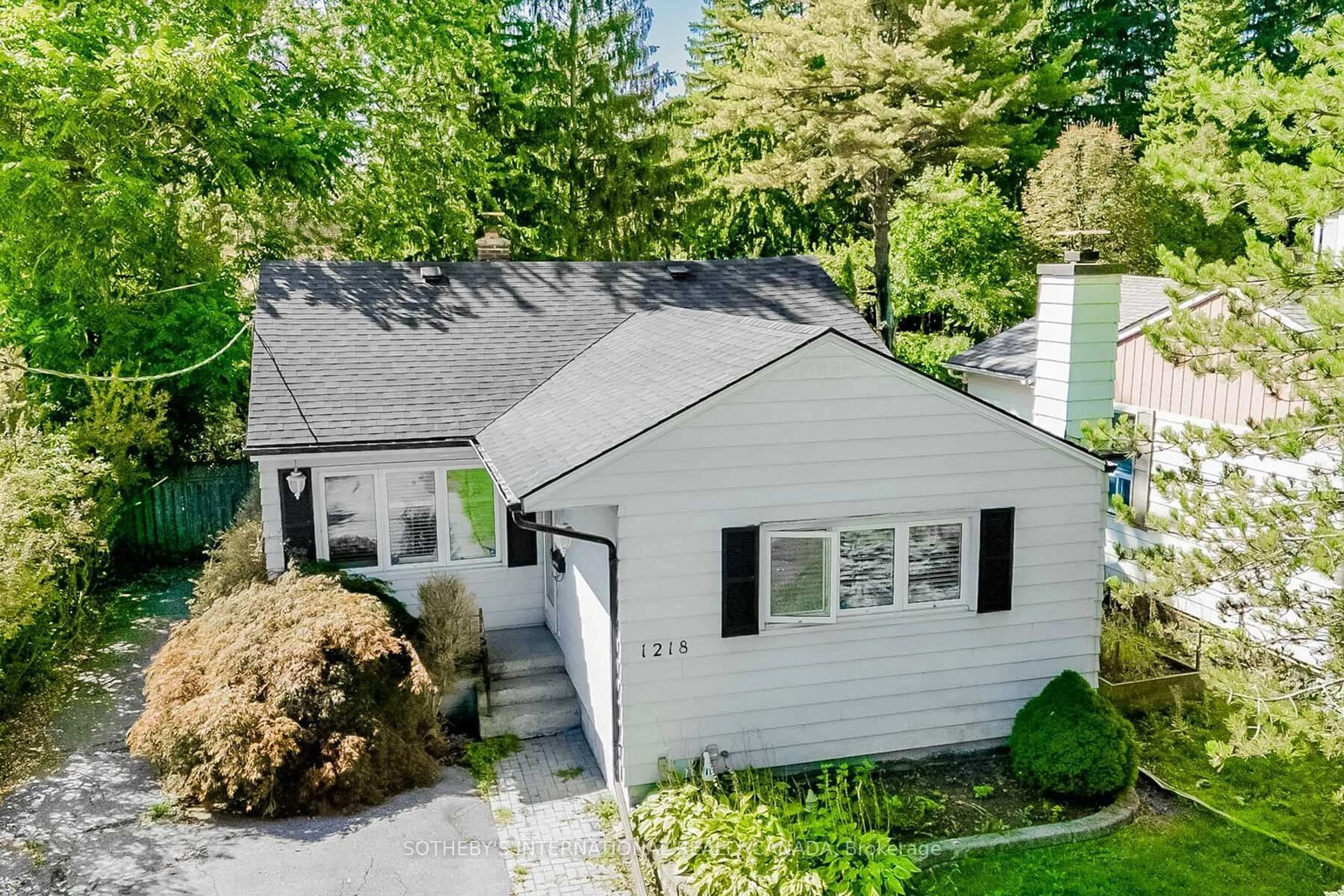 A pic from outside/outdoor area/front of a property/back of a property/a pic from drone, street for 1218 Lakebreeze Dr, Mississauga Ontario L5G 3W6