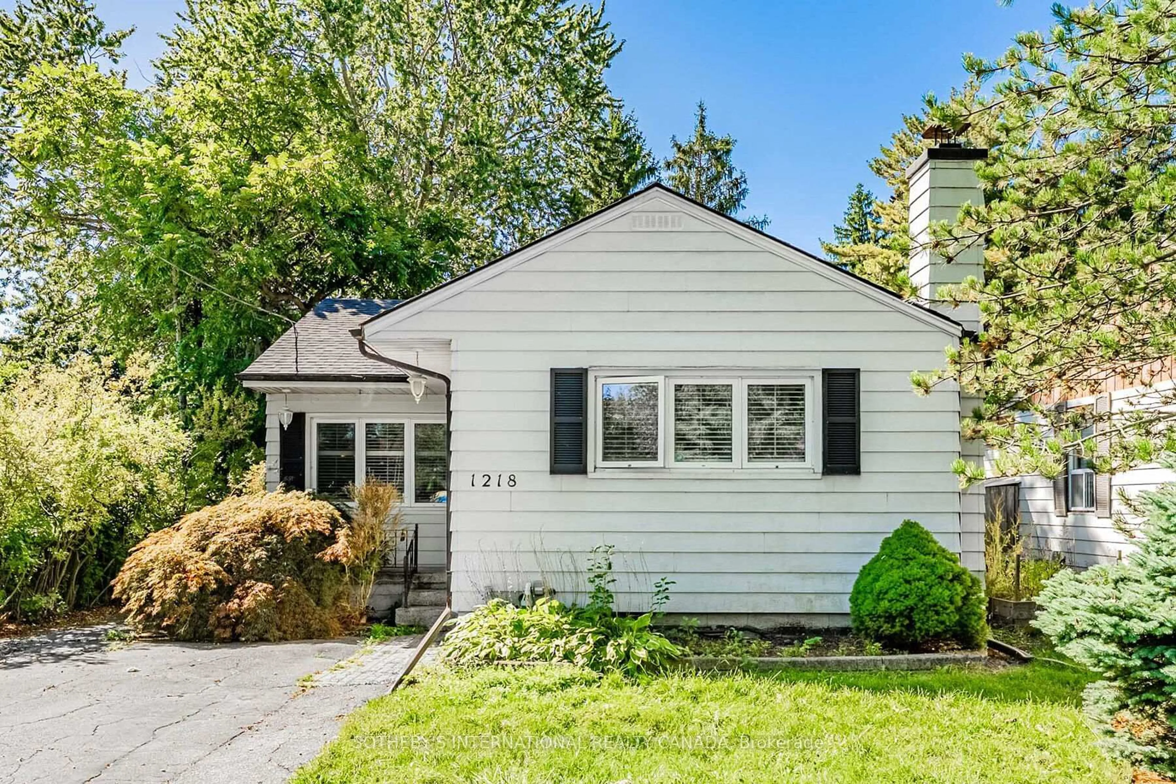 Home with vinyl exterior material, street for 1218 Lakebreeze Dr, Mississauga Ontario L5G 3W6
