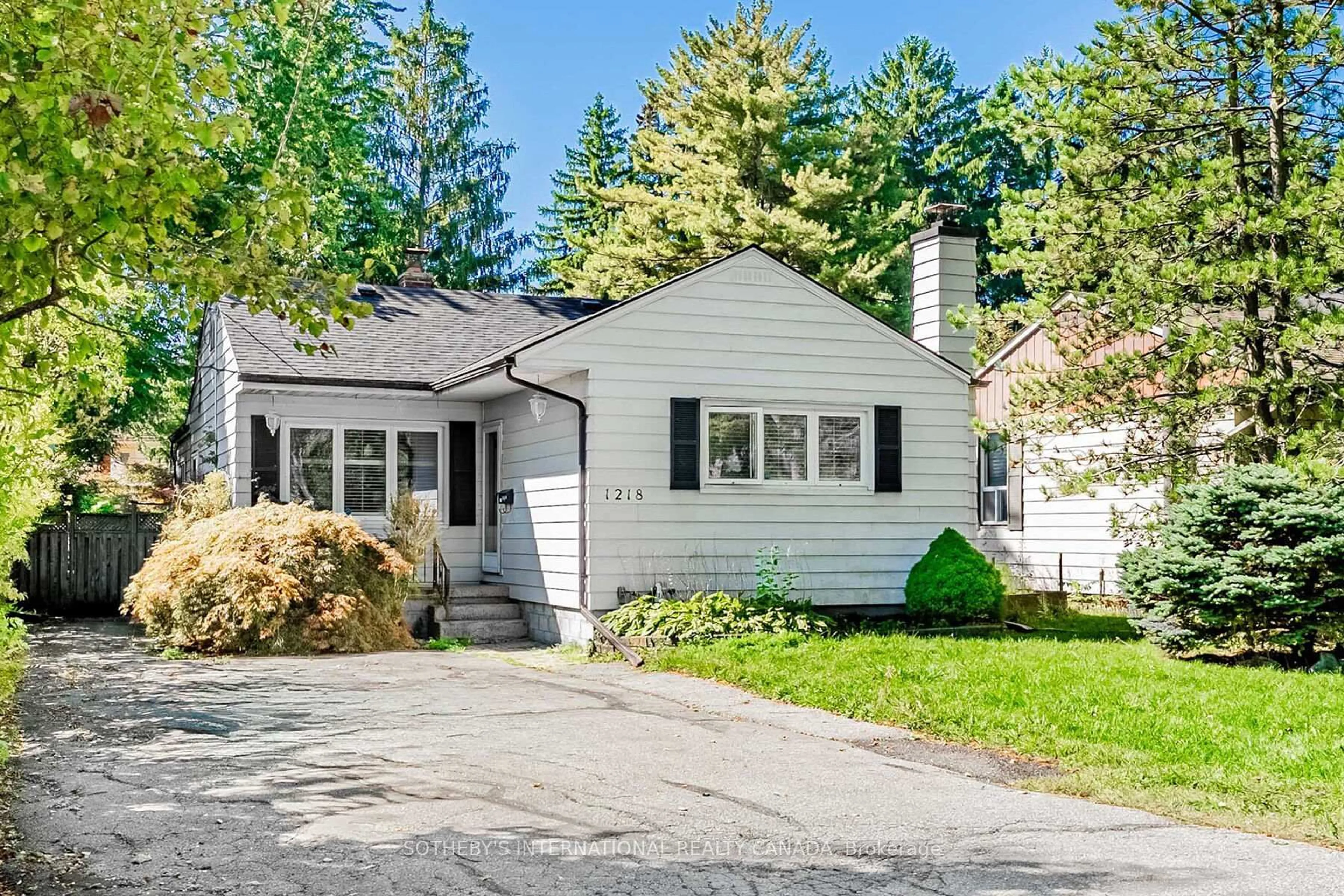 Home with vinyl exterior material, street for 1218 Lakebreeze Dr, Mississauga Ontario L5G 3W6