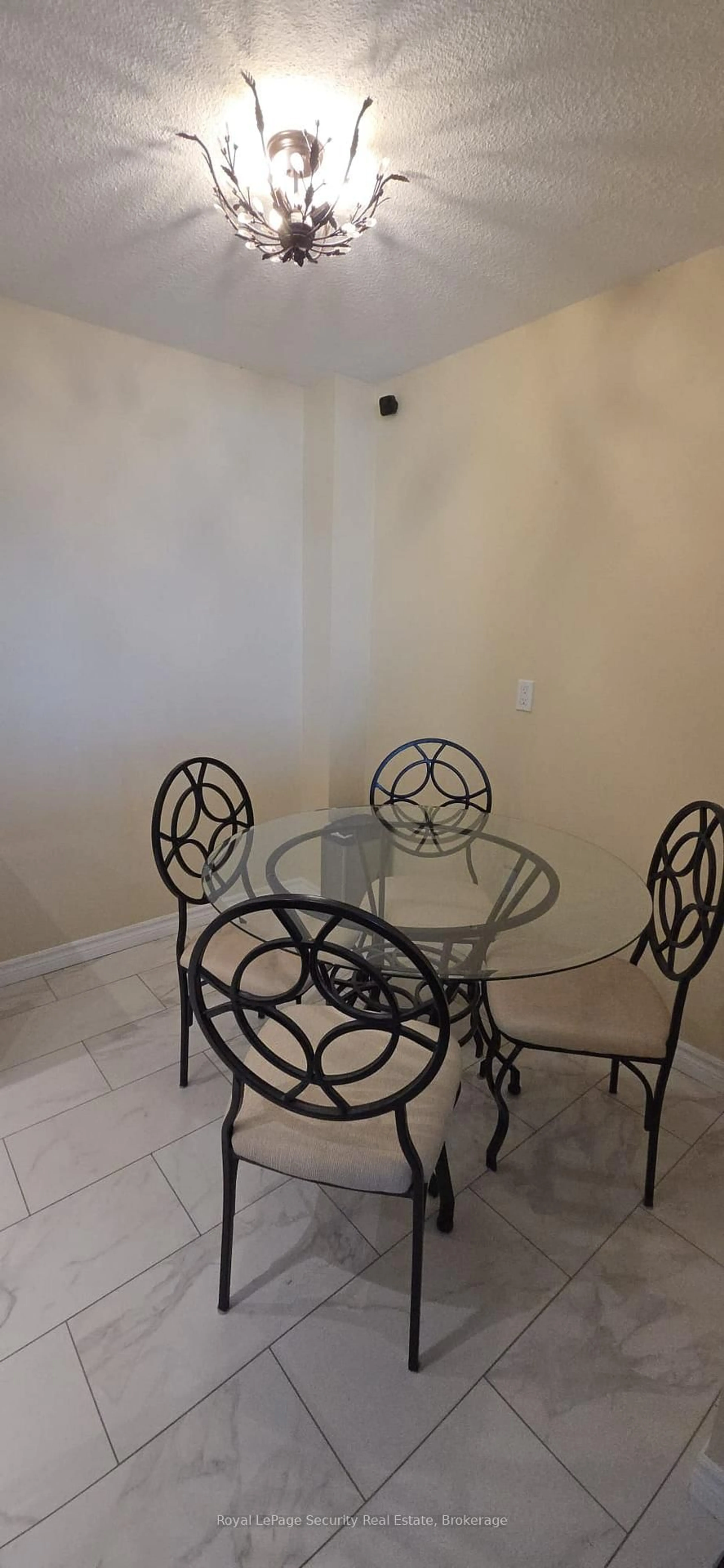 A pic of a room for 2556 Argyle Rd #805, Mississauga Ontario L5B 2H6