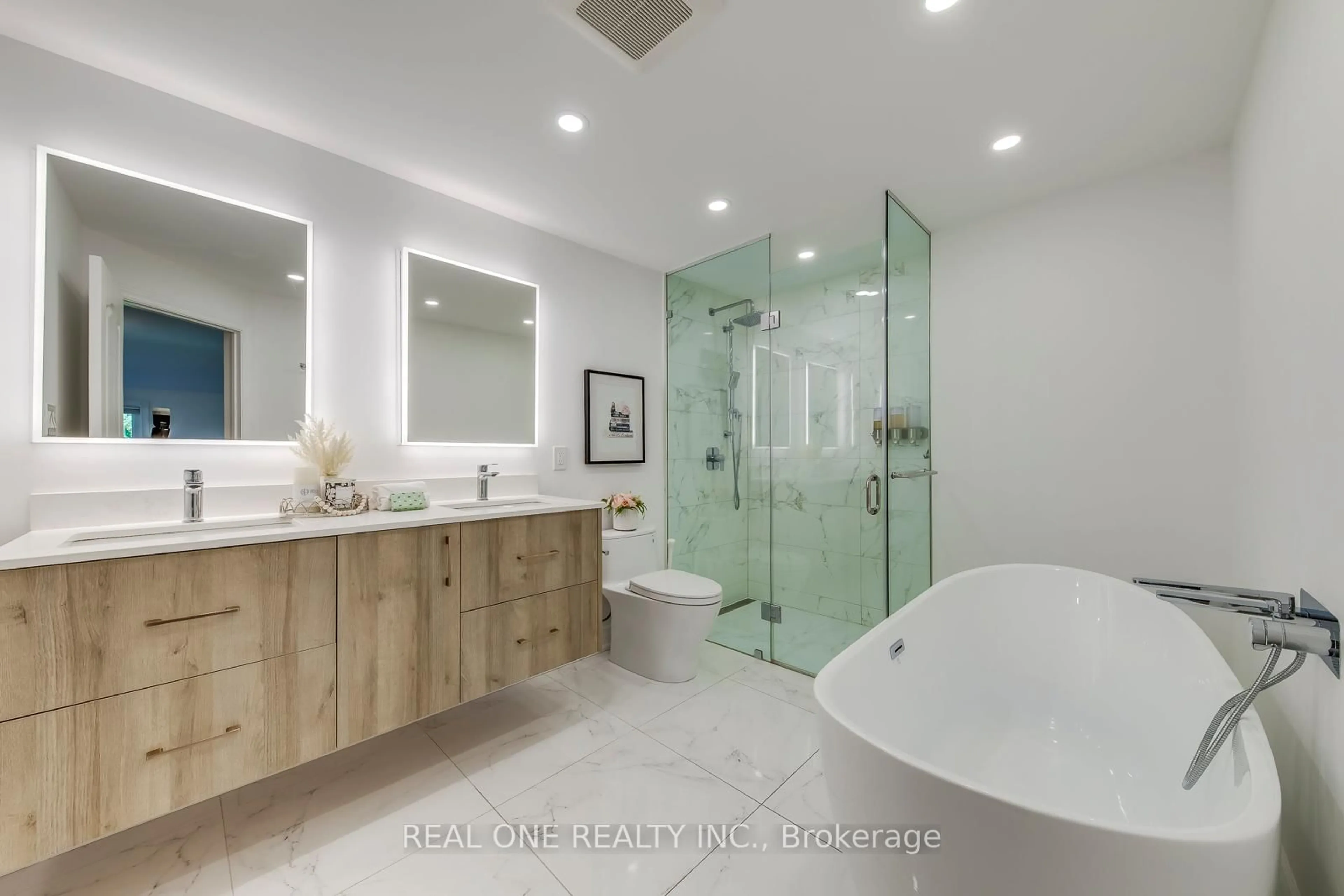 Contemporary bathroom, ceramic/tile floor for 3291 FIELDGATE Dr, Mississauga Ontario L4X 2H9