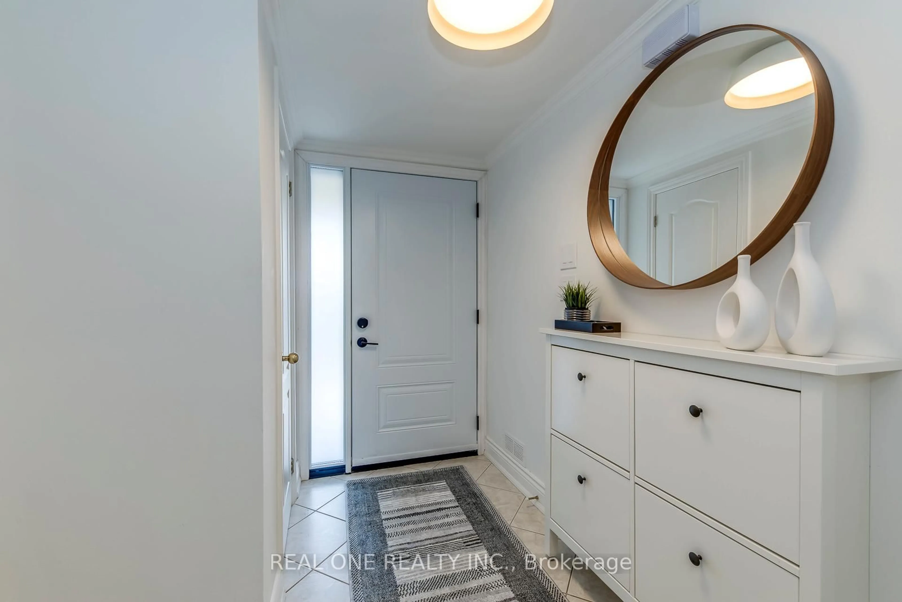 Indoor entryway for 3291 FIELDGATE Dr, Mississauga Ontario L4X 2H9