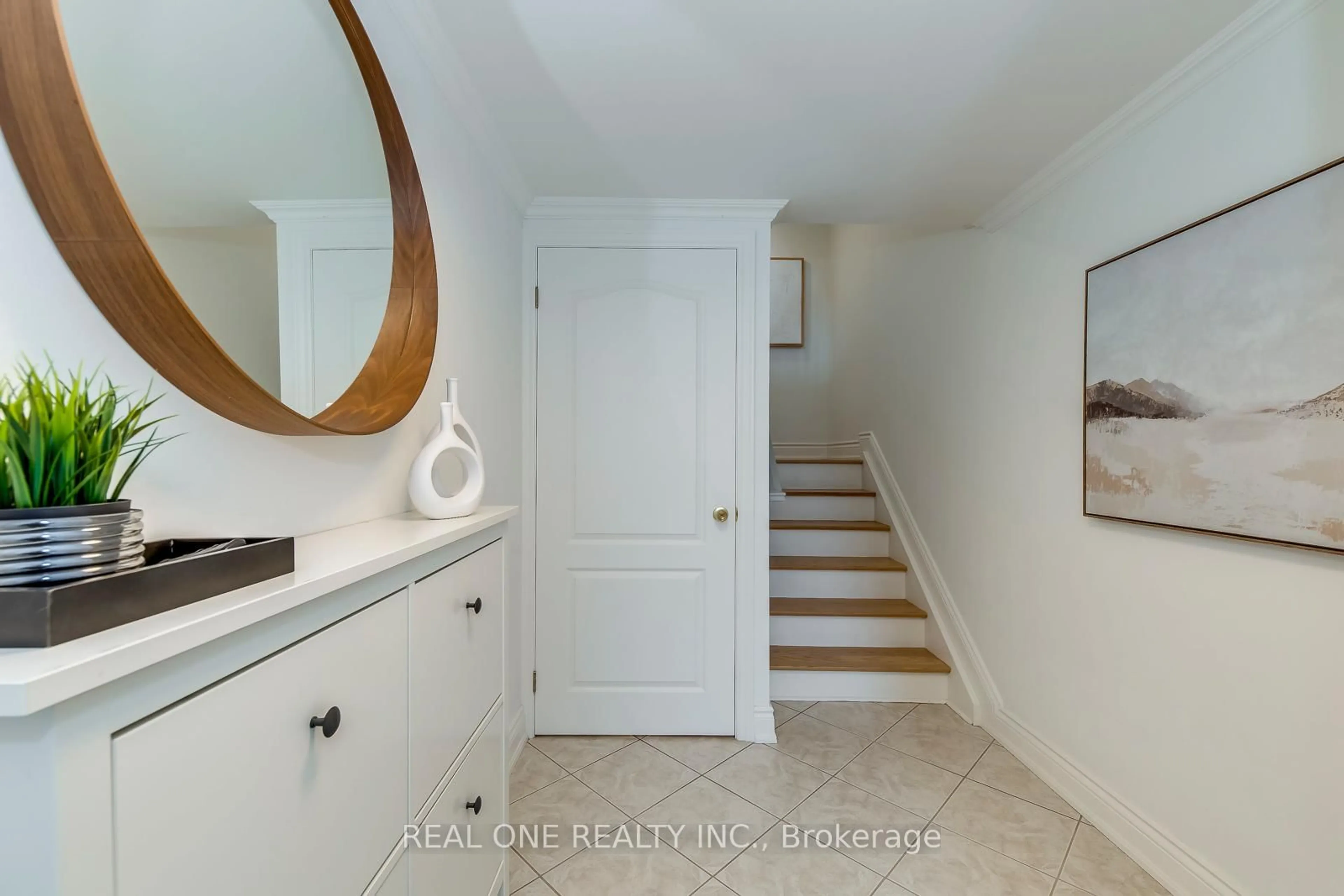 Indoor entryway for 3291 FIELDGATE Dr, Mississauga Ontario L4X 2H9