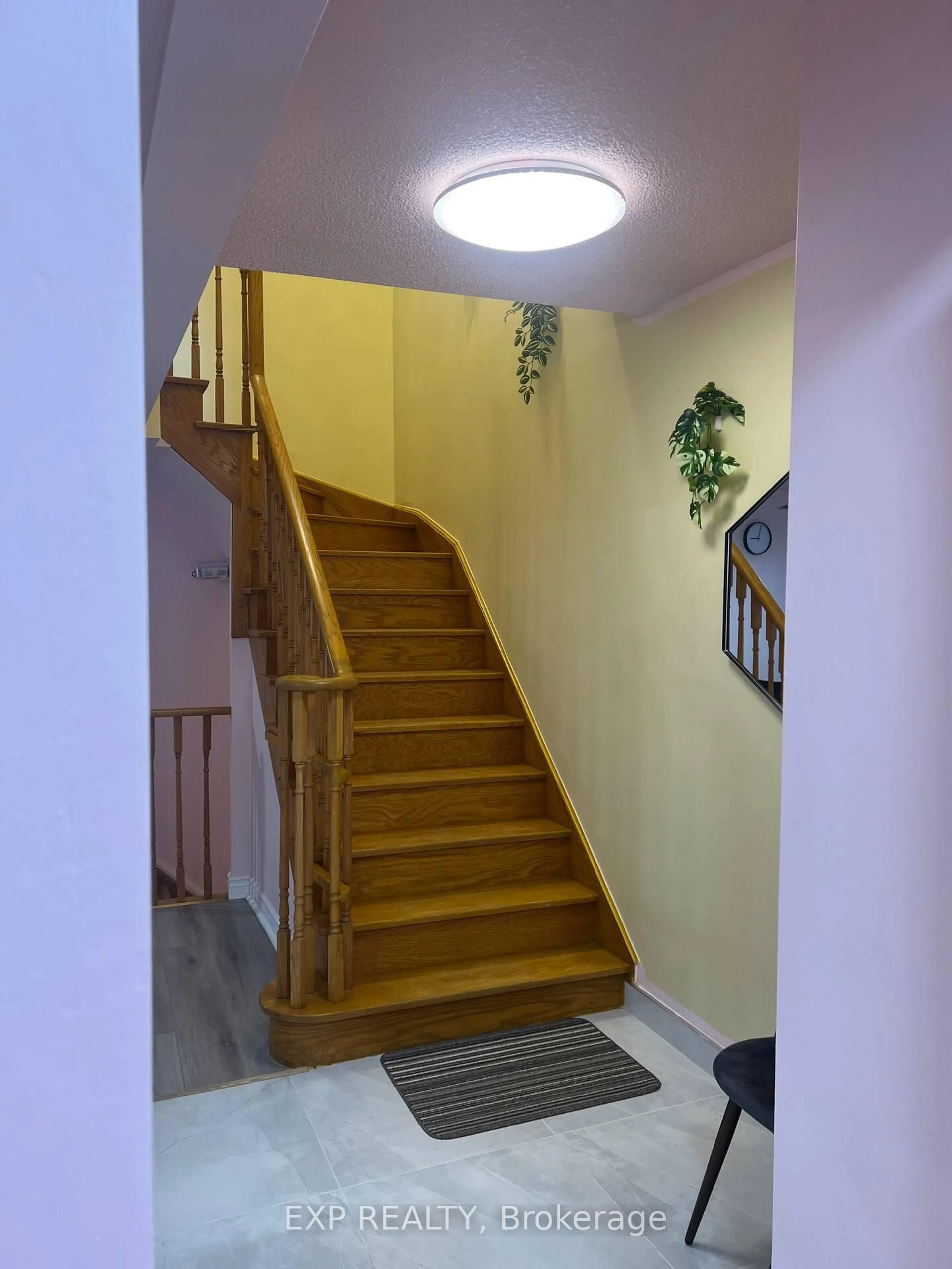 Stairs for 1070 Queens Ave, Oakville Ontario L6H 2B5