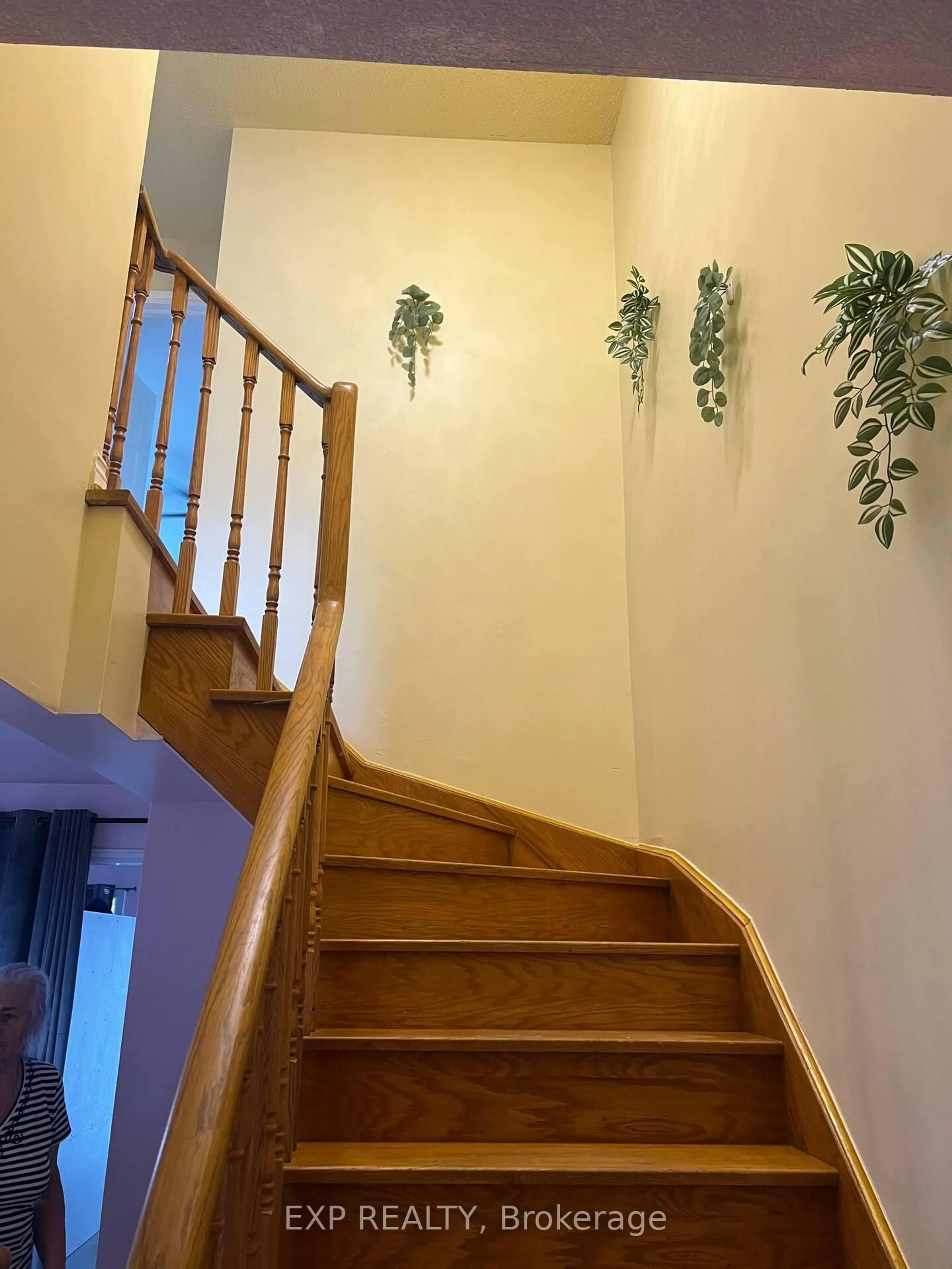 Stairs for 1070 Queens Ave, Oakville Ontario L6H 2B5
