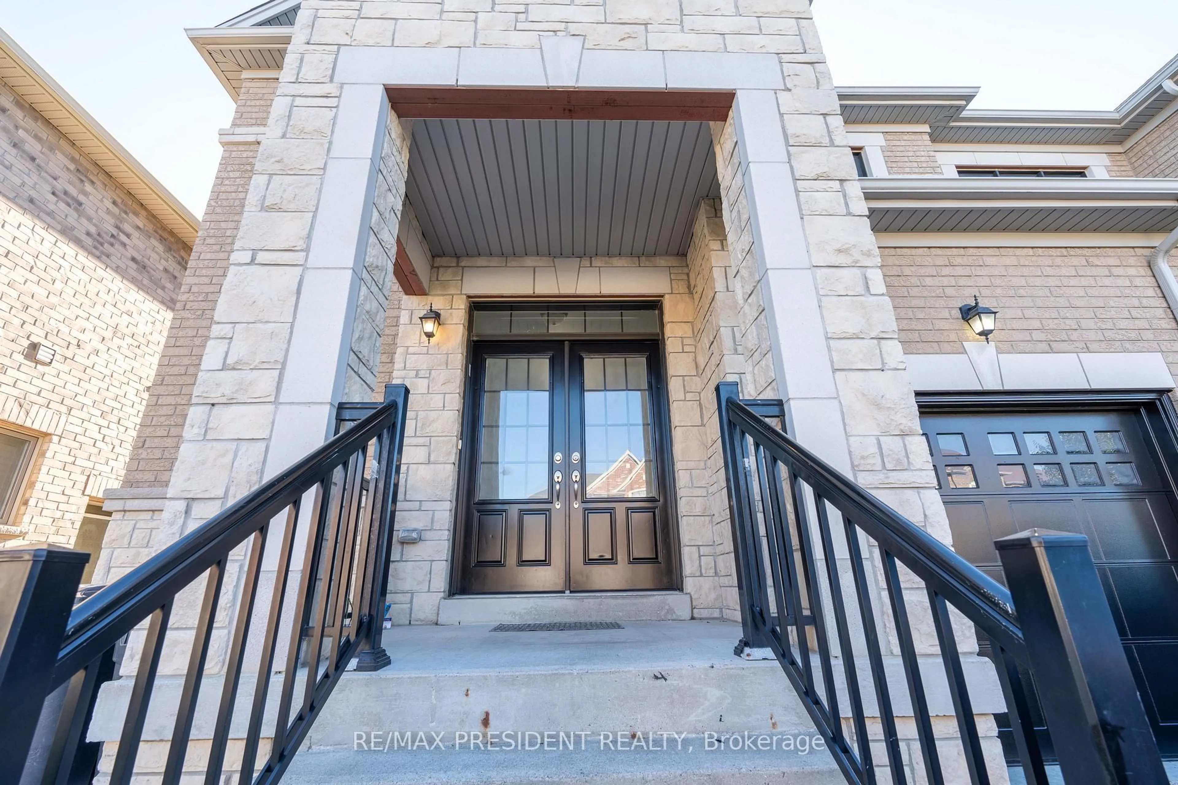 Indoor entryway for 77 Zelda Rd, Brampton Ontario L6R 3V3