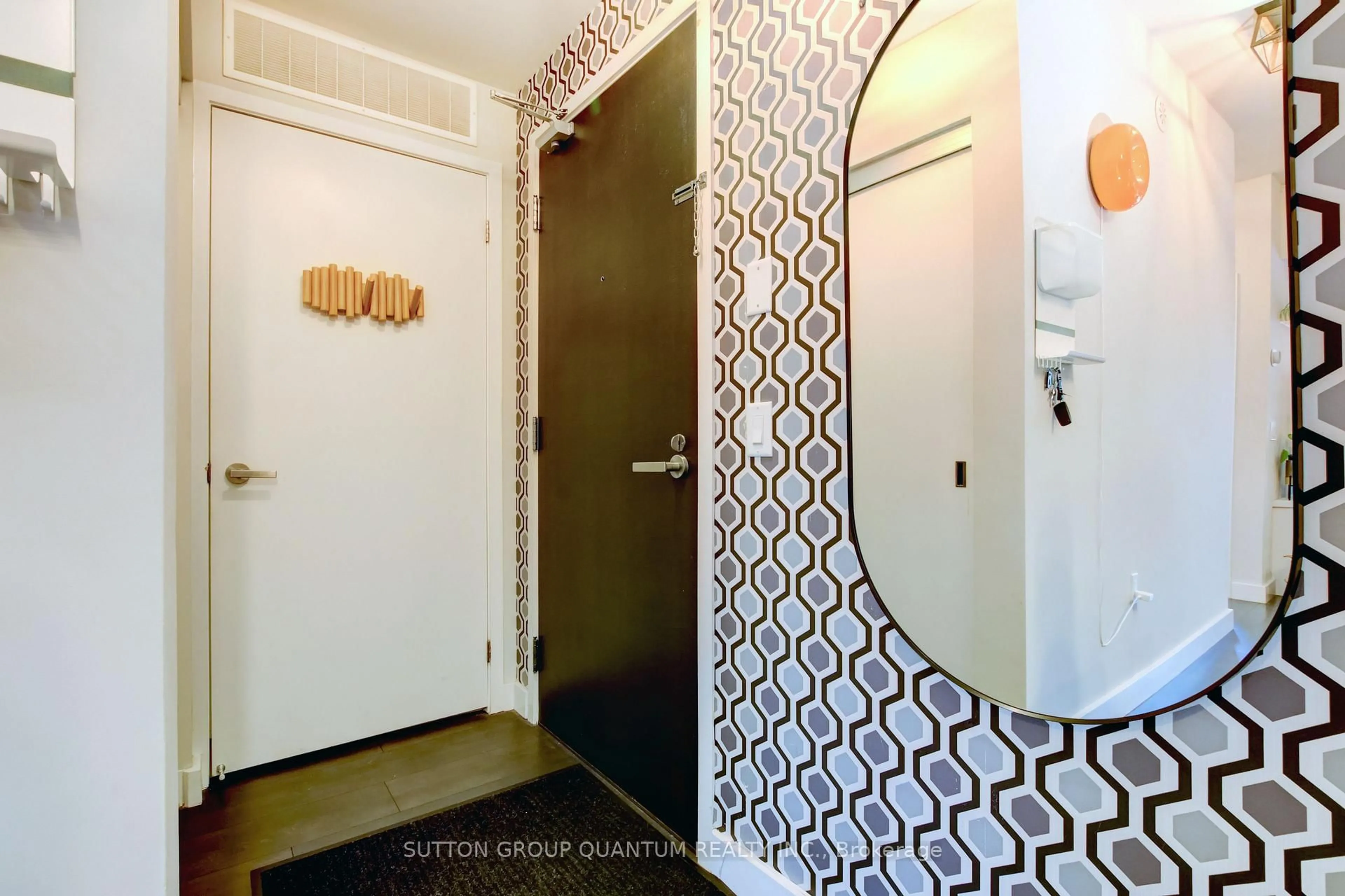 Indoor entryway for 5035 Harvard Rd #115, Mississauga Ontario L5M 0W7