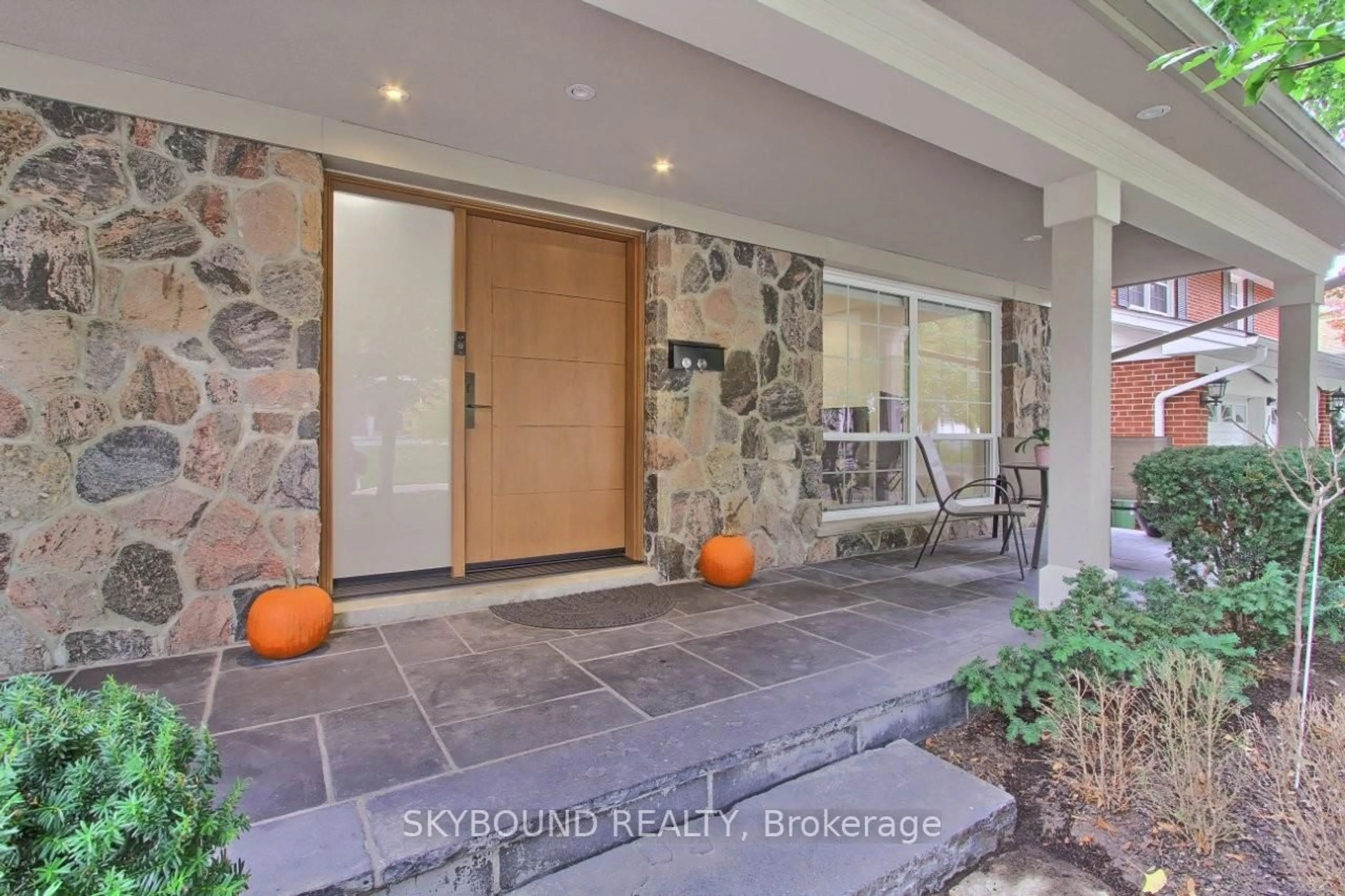 Indoor entryway for 12 Queensborough Cres, Toronto Ontario M9R 1A2