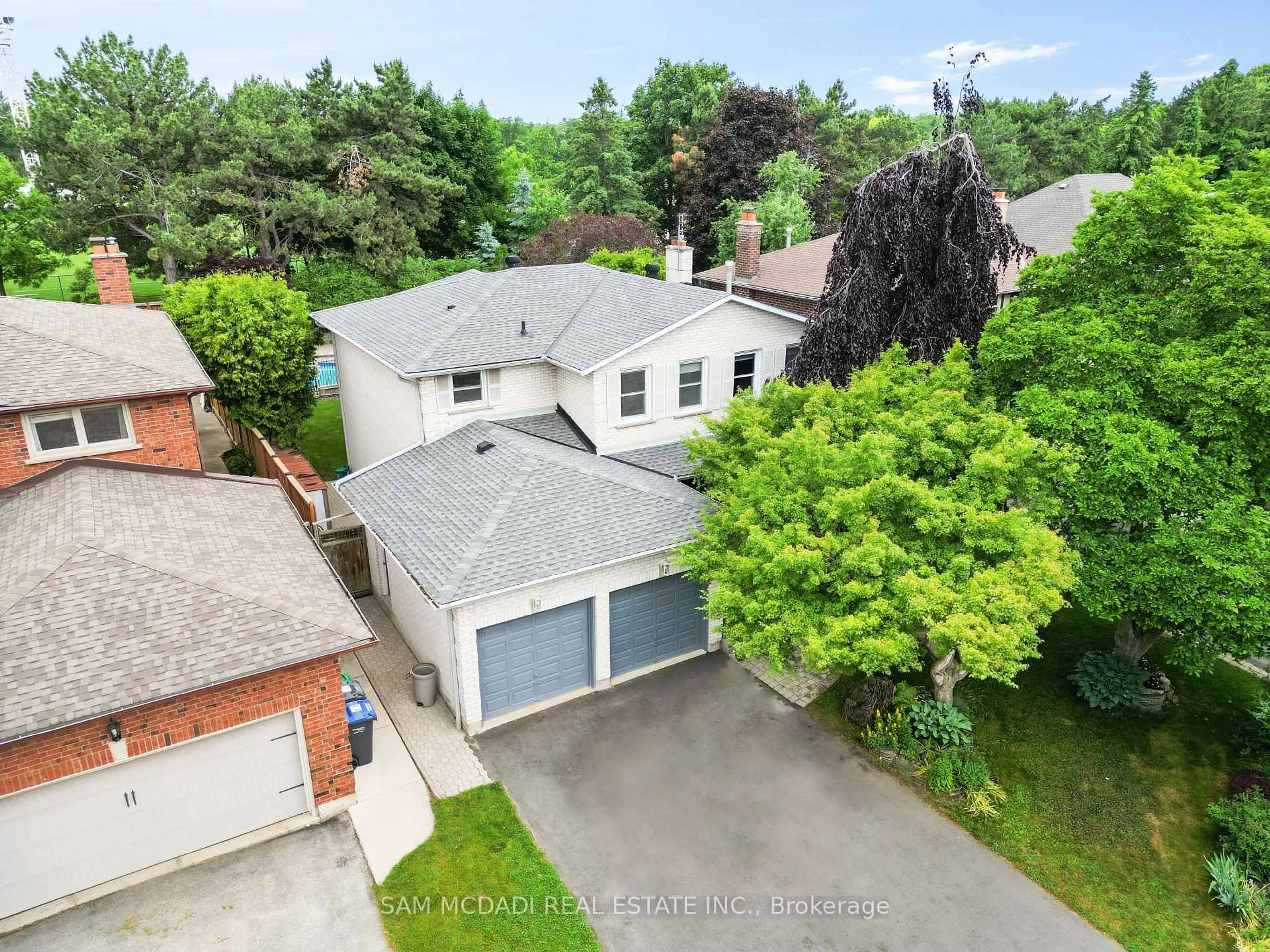 A pic from outside/outdoor area/front of a property/back of a property/a pic from drone, street for 1713 Pengilley Pl, Mississauga Ontario L5J 4R8