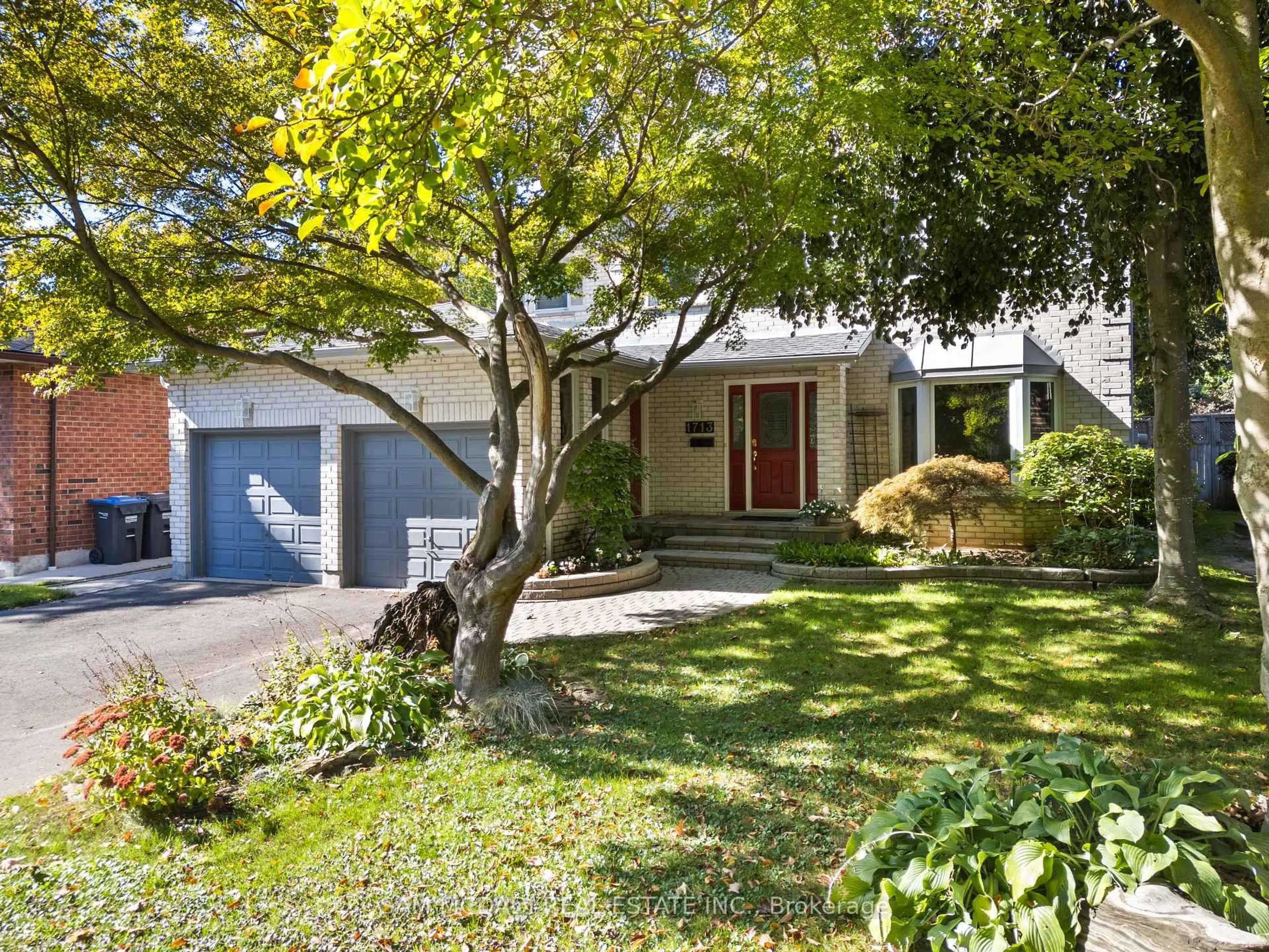 Home with vinyl exterior material, street for 1713 Pengilley Pl, Mississauga Ontario L5J 4R8