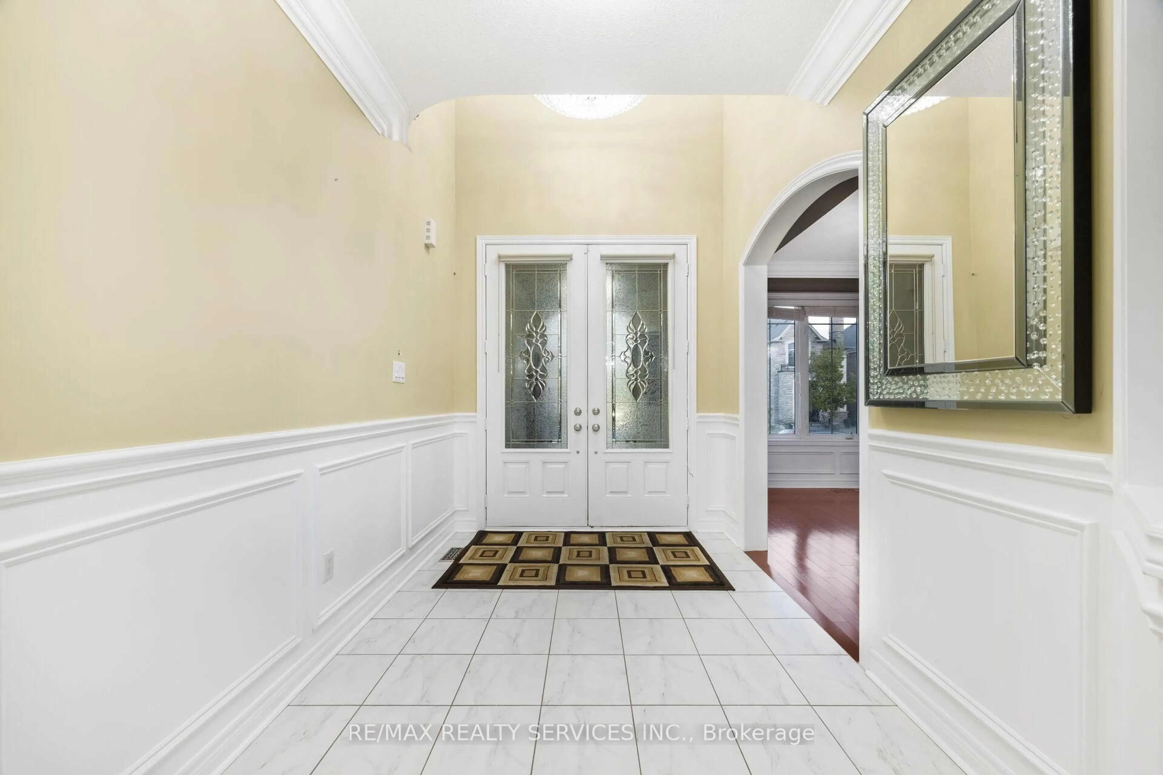 Indoor foyer for 51 Midsummer Dr, Brampton Ontario L6P 3E4