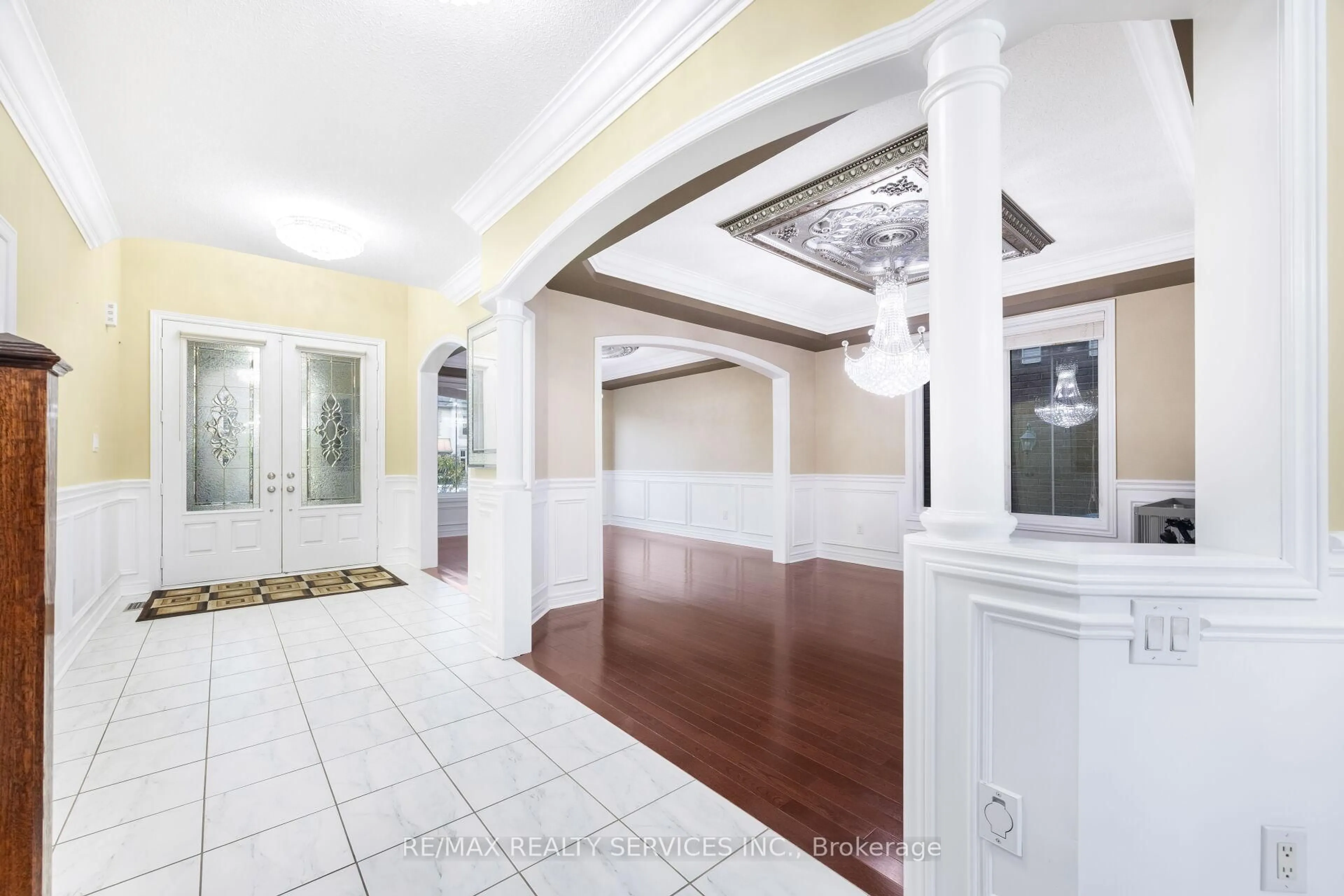 Indoor foyer for 51 Midsummer Dr, Brampton Ontario L6P 3E4