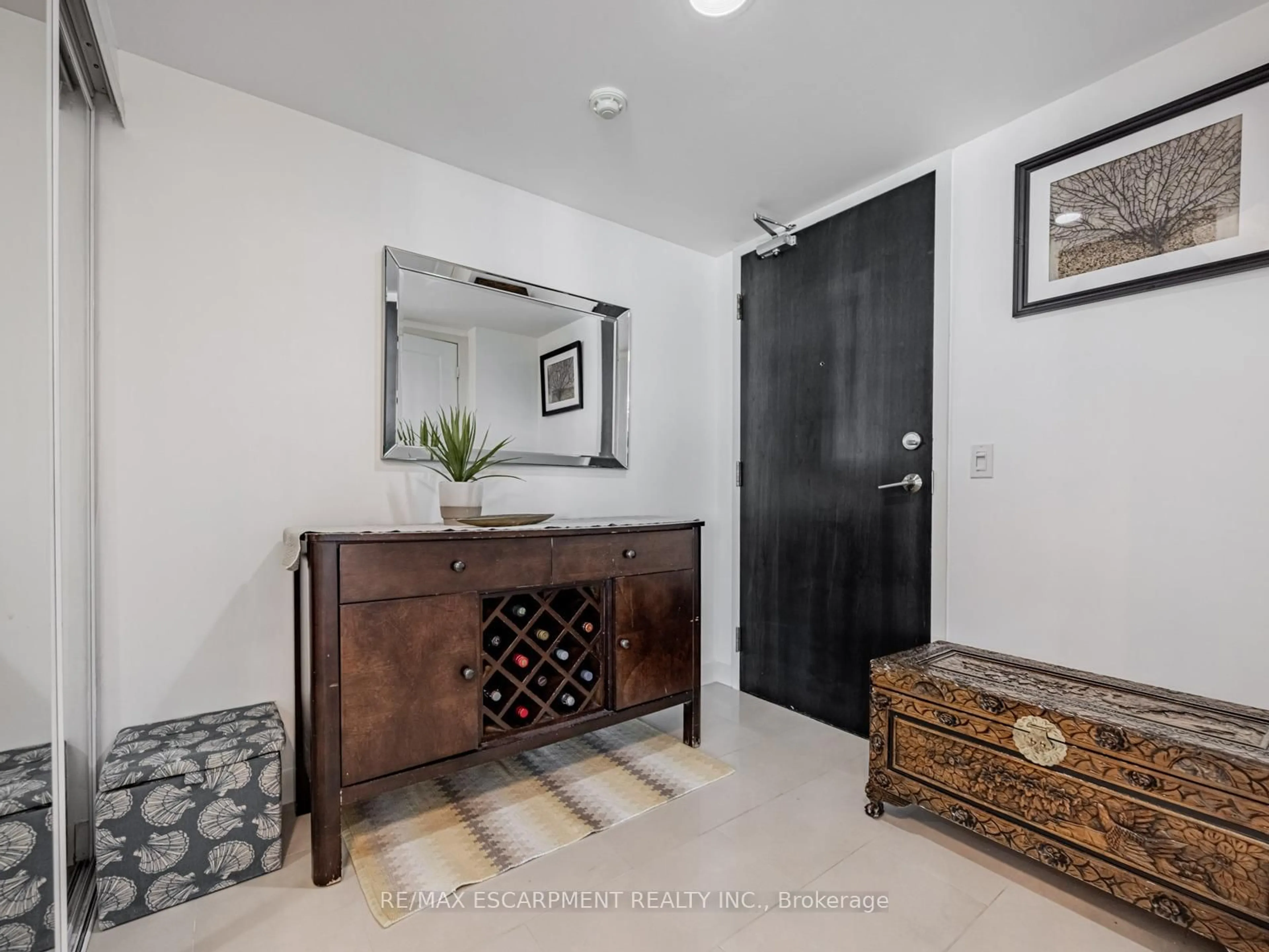 Indoor entryway for 235 Sherway Gardens Rd #1110, Toronto Ontario M9C 0A2