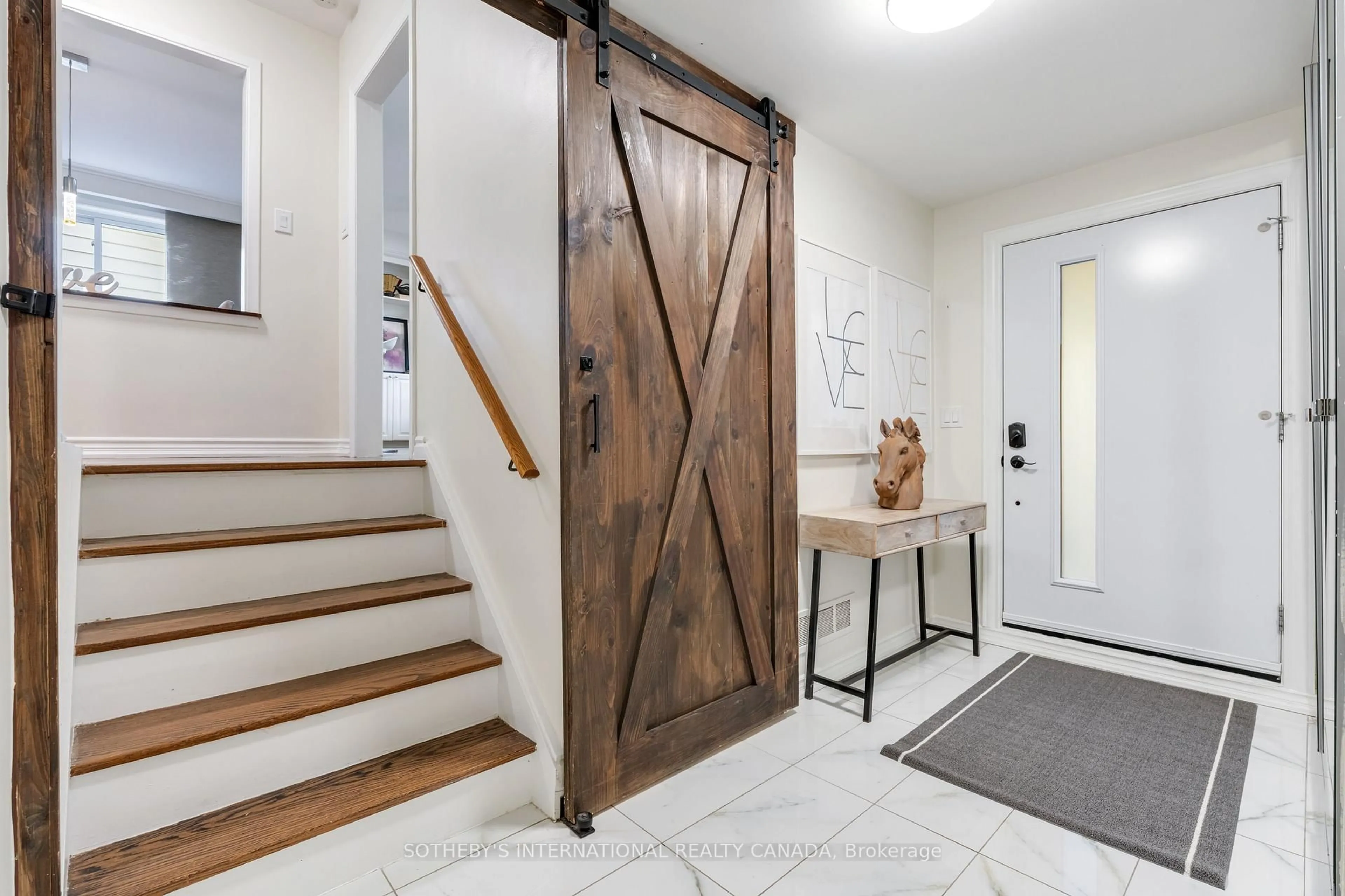 Indoor entryway for 1920 Truscott Dr, Mississauga Ontario L5J 2A2