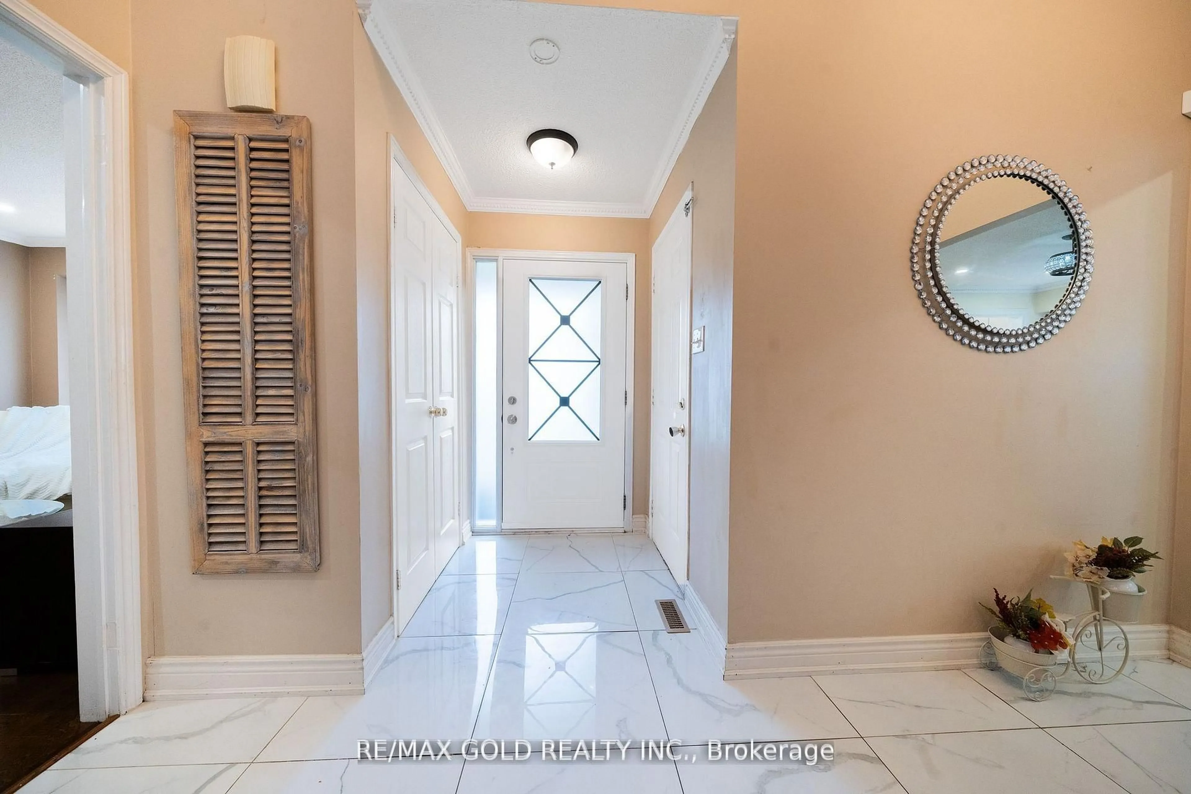 Indoor entryway for 92 Jaffa Dr, Brampton Ontario L6S 4C6