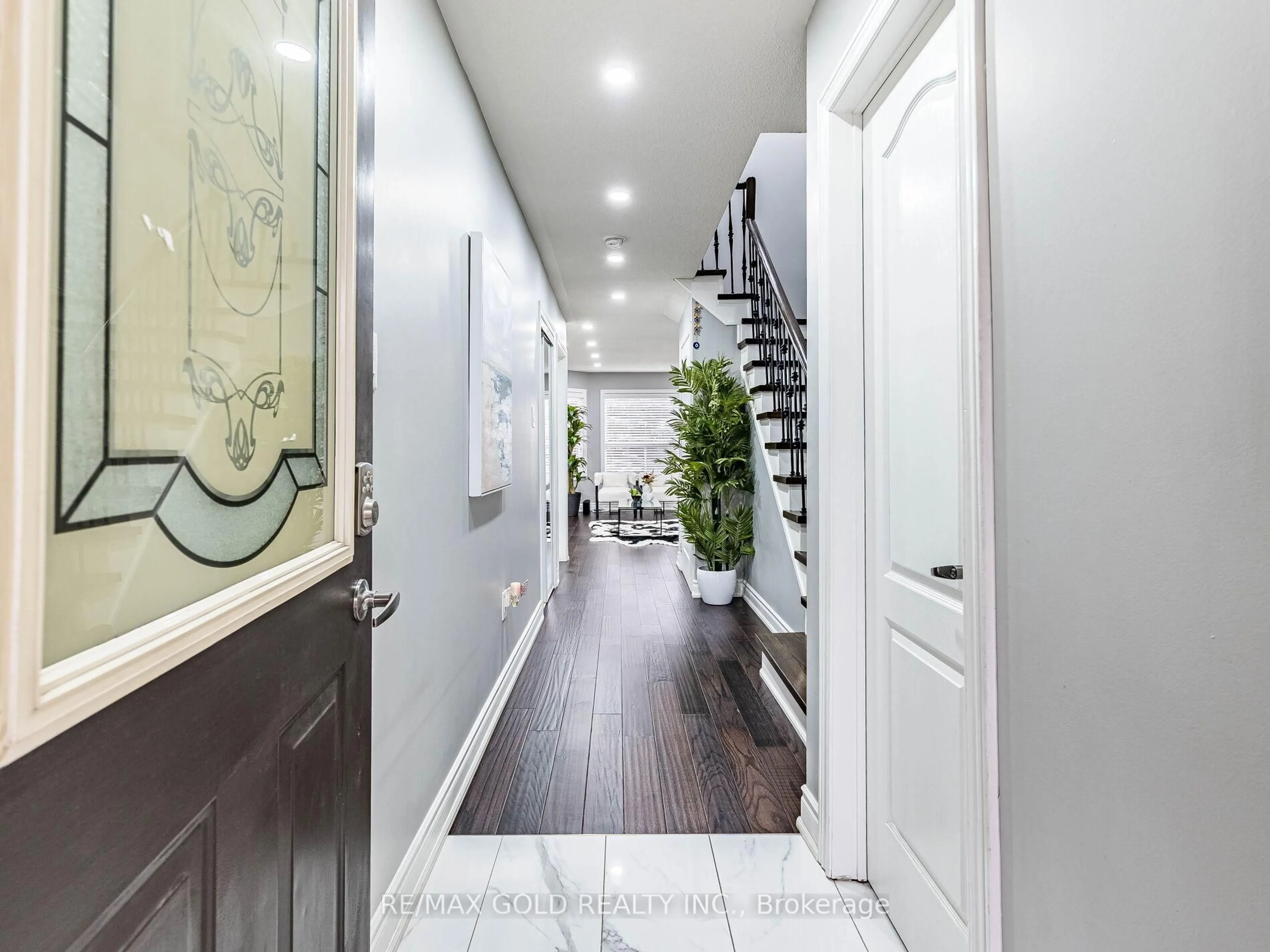 Indoor entryway for 39 Tessler Cres, Brampton Ontario L6X 4P8
