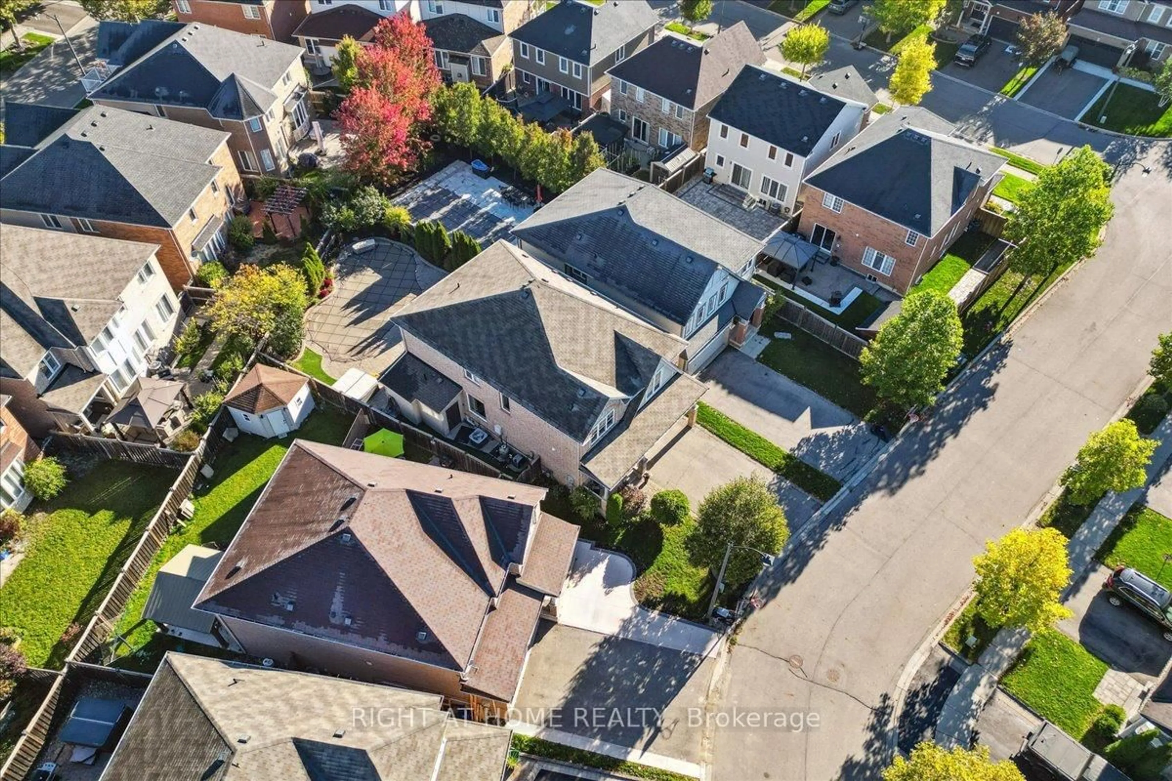 A pic from outside/outdoor area/front of a property/back of a property/a pic from drone, street for 899 Pickersgill Cres, Milton Ontario L9T 7T7