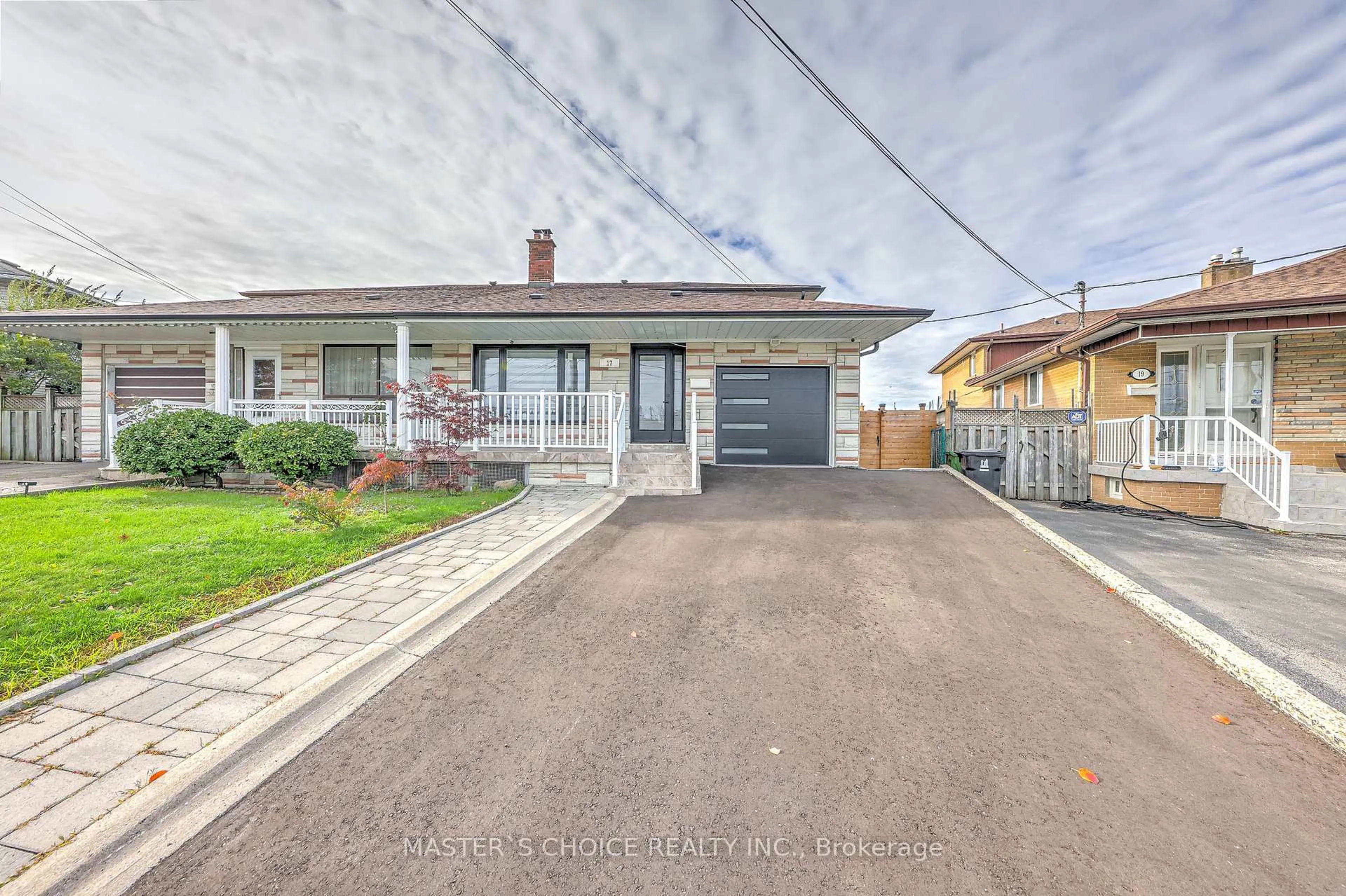 A pic from outside/outdoor area/front of a property/back of a property/a pic from drone, street for 17 Slater Crt, Toronto Ontario M3L 1R4