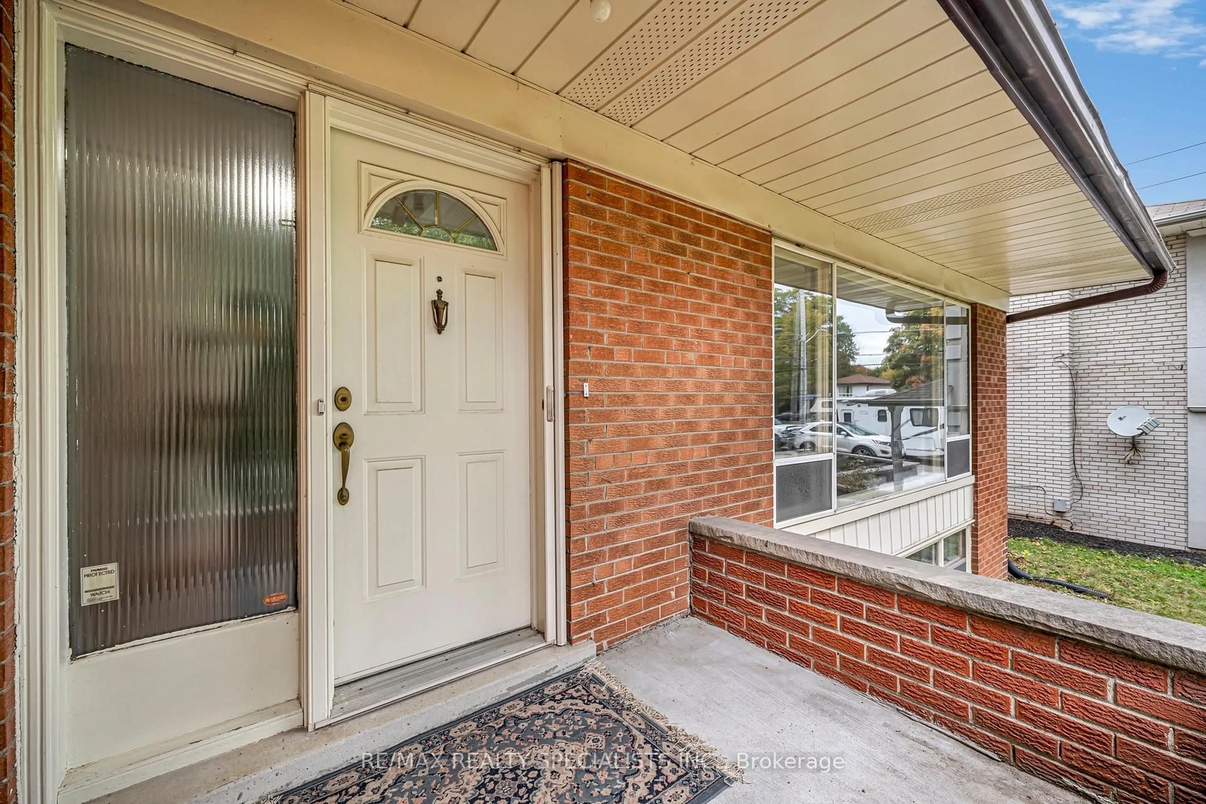 Indoor entryway for 1403 Ballyclare Dr, Mississauga Ontario L5C 1J4