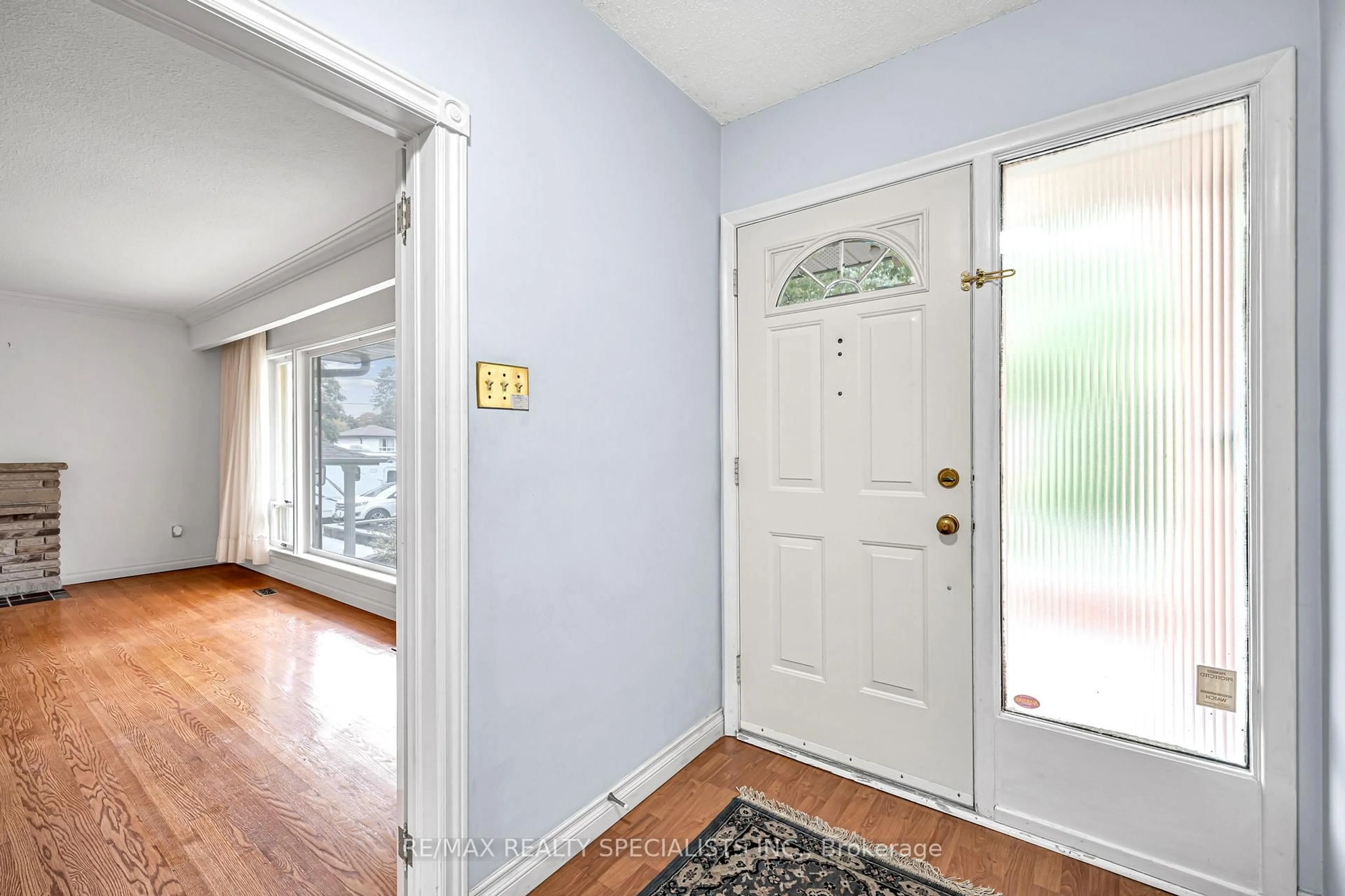 Indoor entryway for 1403 Ballyclare Dr, Mississauga Ontario L5C 1J4