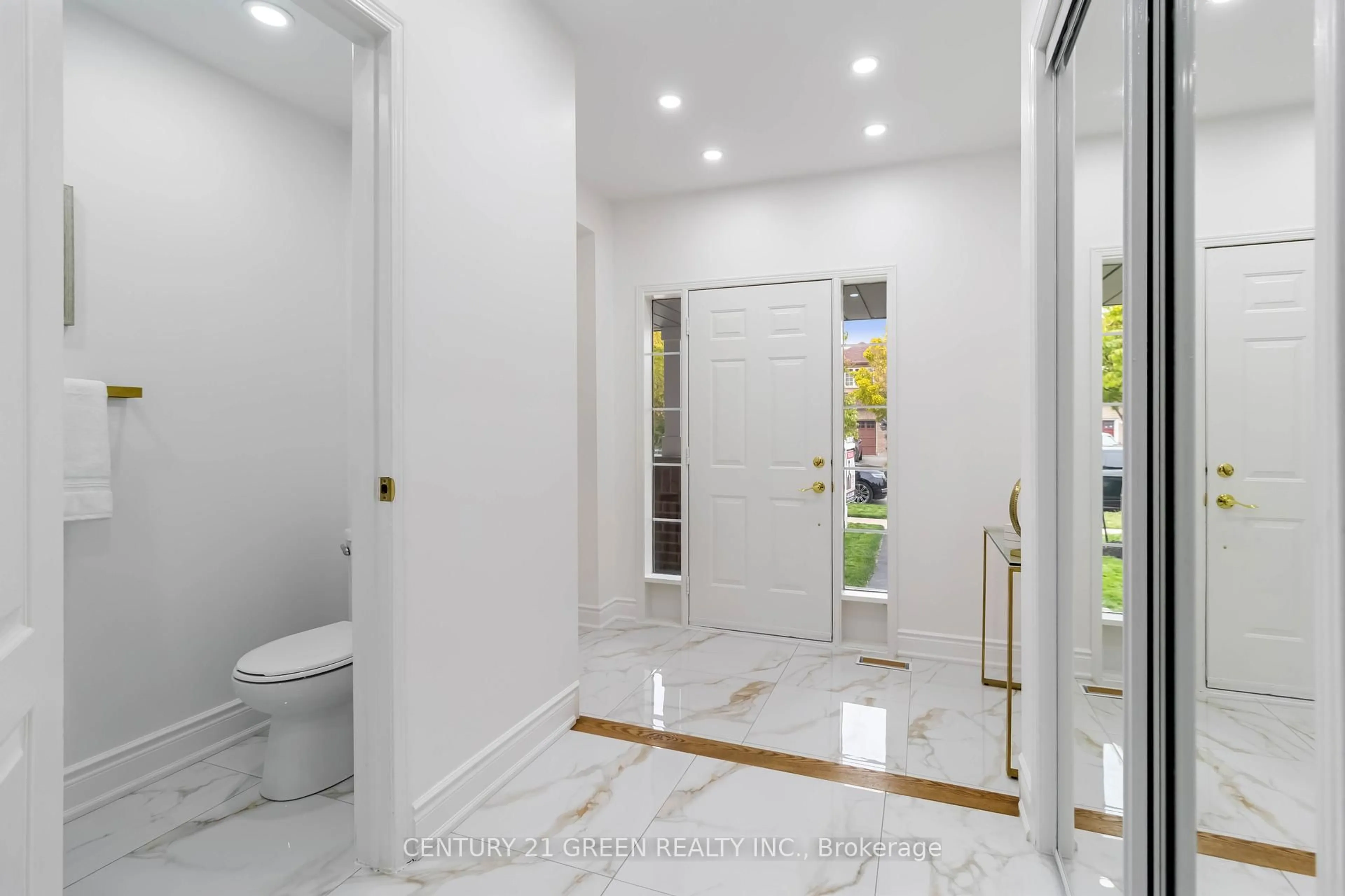 Indoor entryway for 6085 Rowers Cres, Mississauga Ontario L5V 3A2