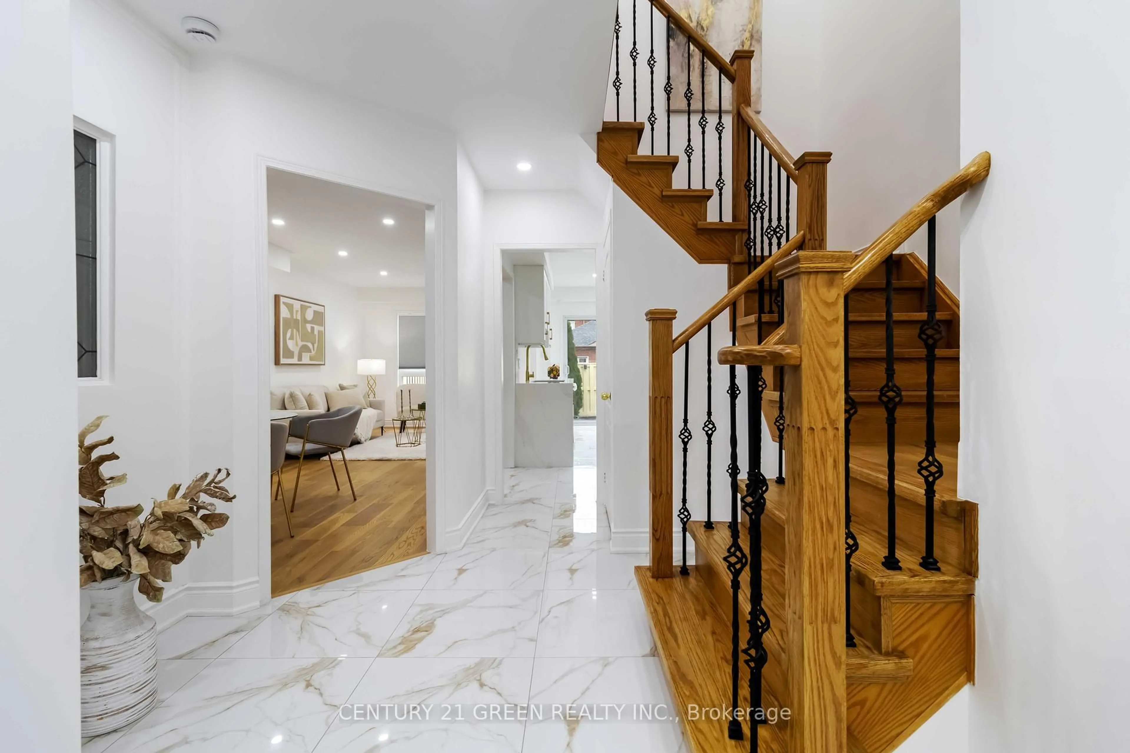 Unknown for 6085 Rowers Cres, Mississauga Ontario L5V 3A2