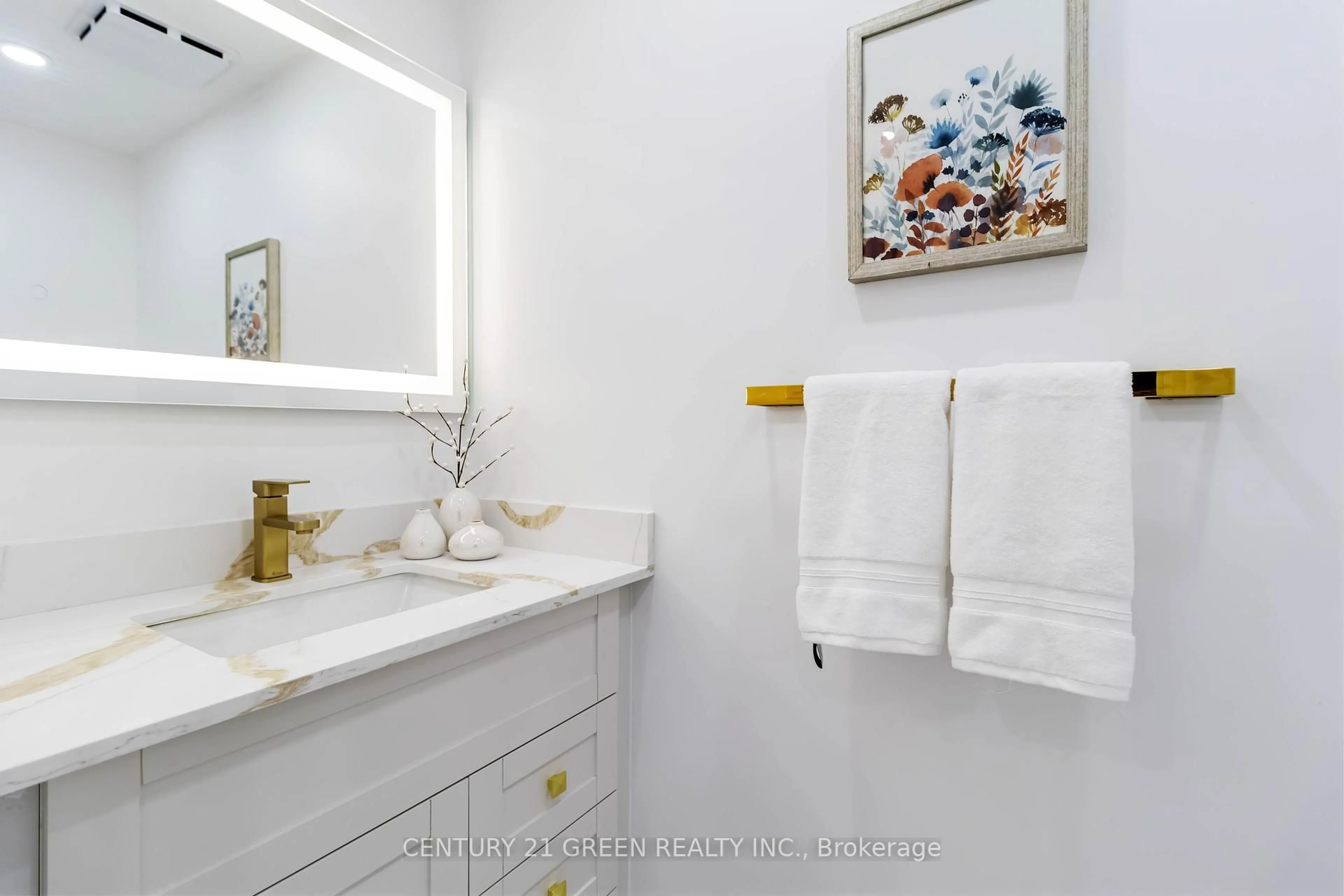 Standard bathroom, ceramic/tile floor for 6085 Rowers Cres, Mississauga Ontario L5V 3A2