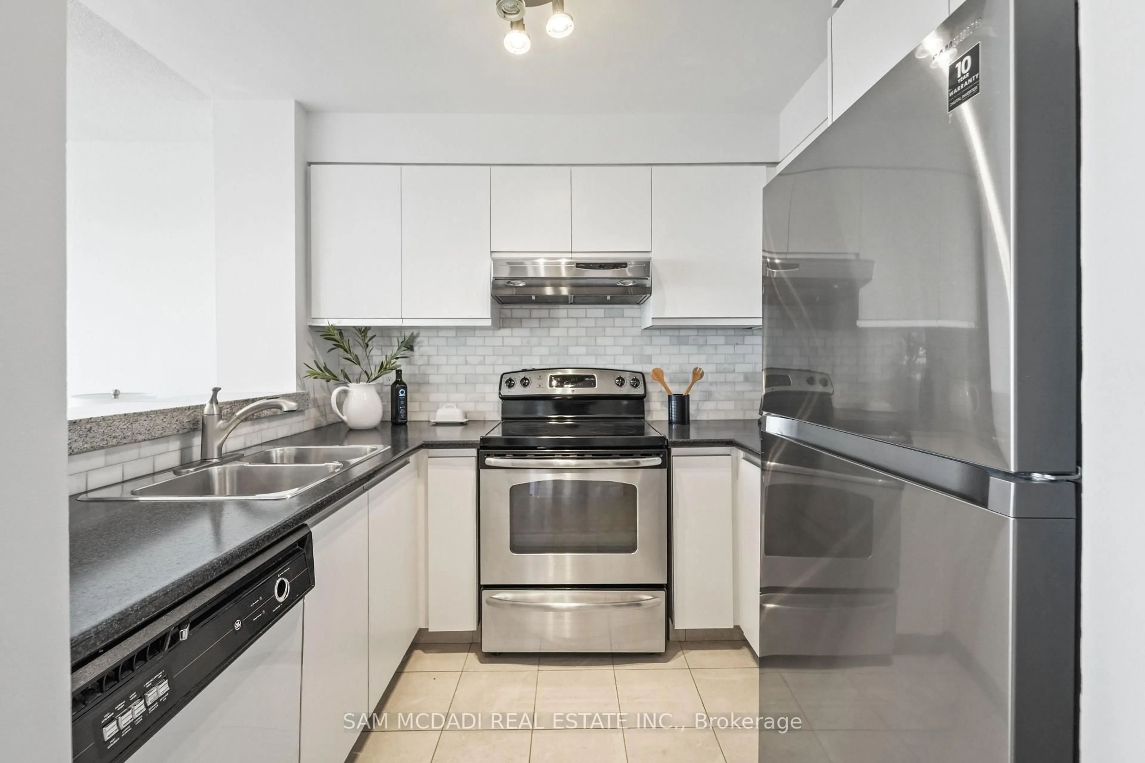 Standard kitchen, ceramic/tile floor for 2177 Burnhamthorpe Rd #1807, Mississauga Ontario L5L 5P9