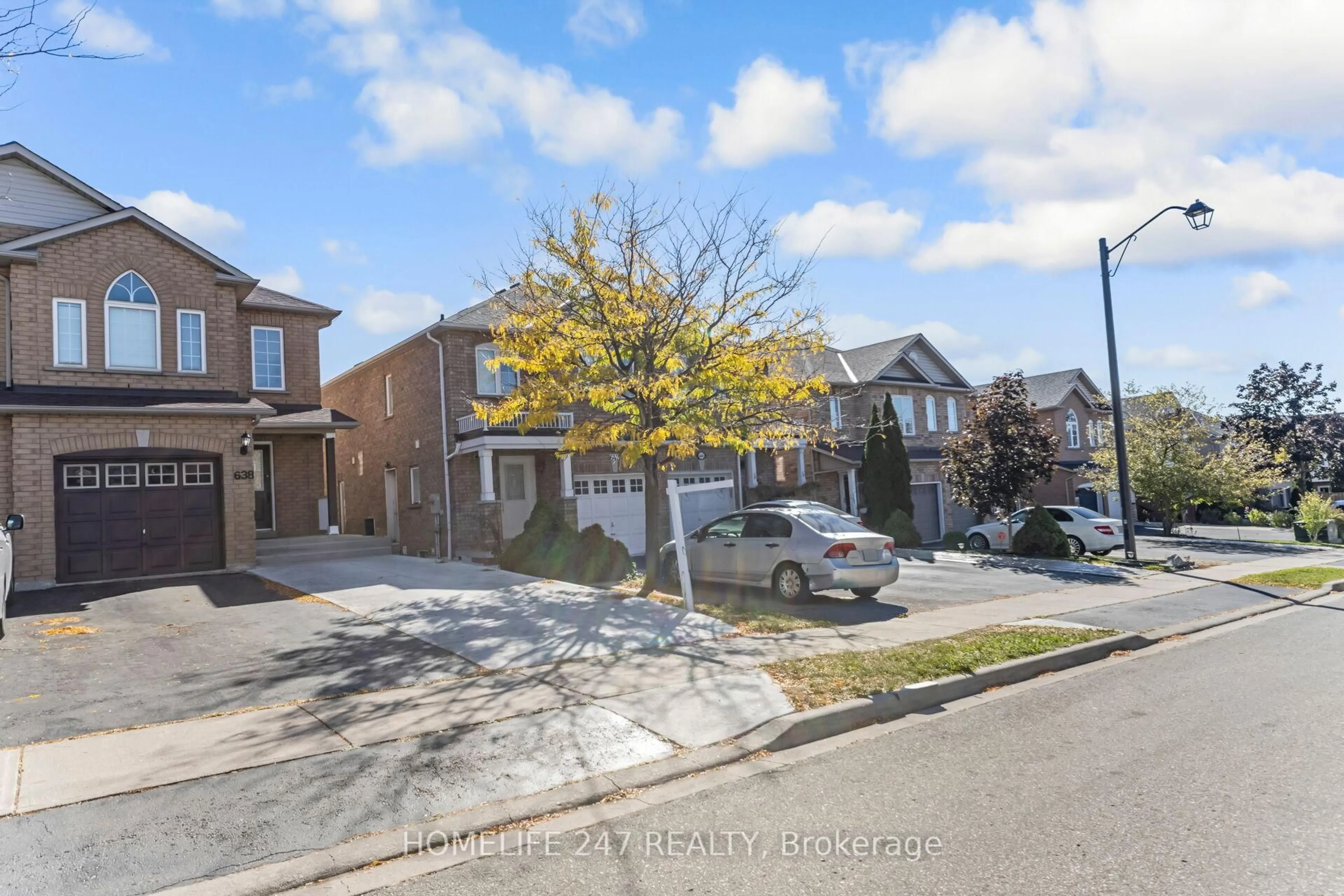 A pic from outside/outdoor area/front of a property/back of a property/a pic from drone, street for 638 Madame St, Mississauga Ontario L5W 1G6