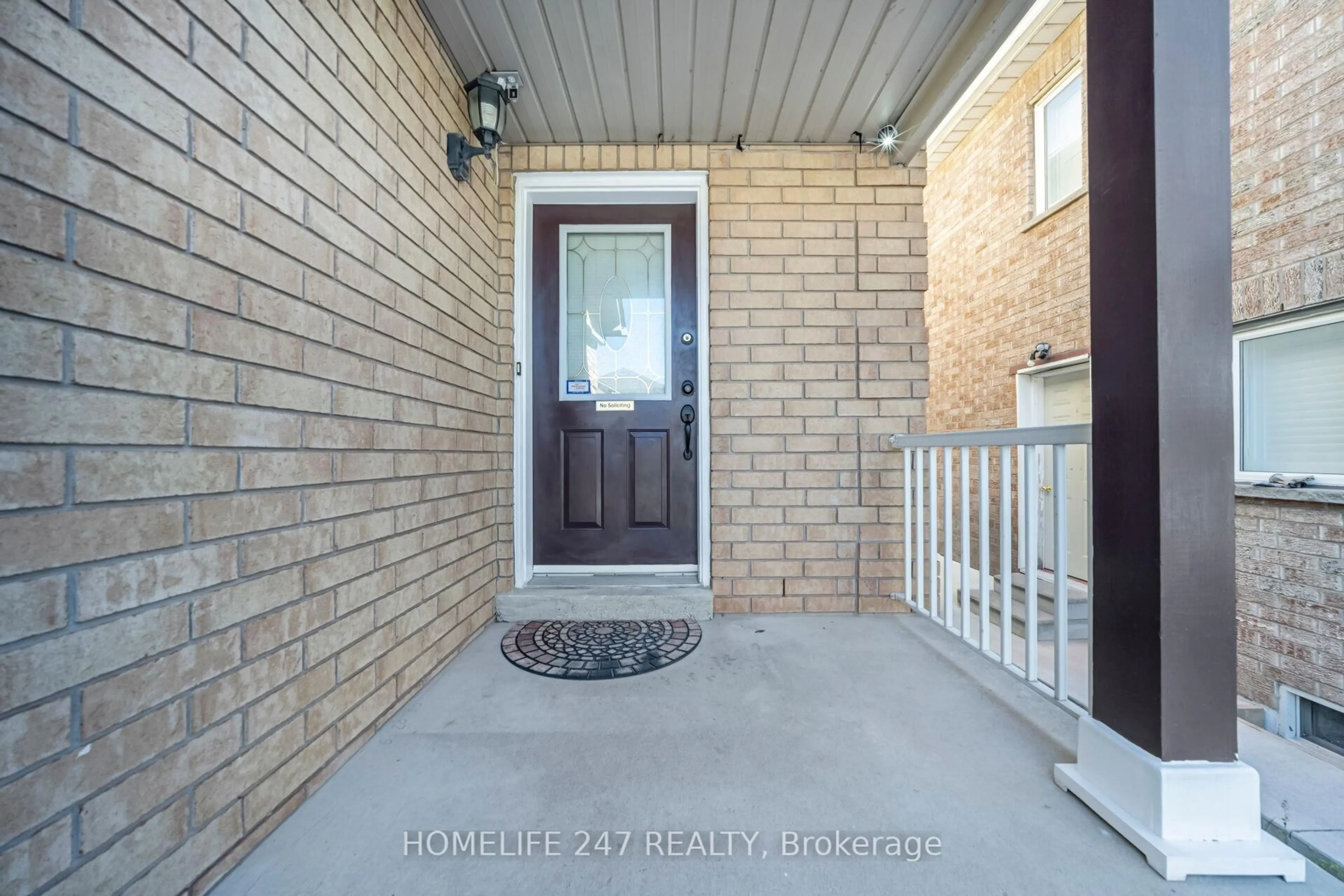 Indoor entryway for 638 Madame St, Mississauga Ontario L5W 1G6
