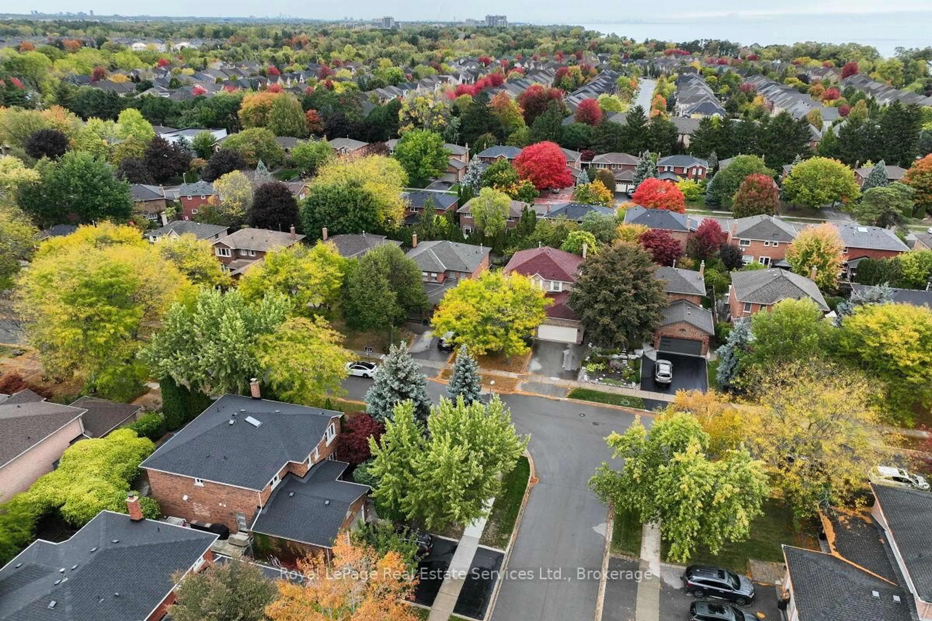 A pic from outside/outdoor area/front of a property/back of a property/a pic from drone, street for 101 Waldie Rd, Oakville Ontario L6L 6G5