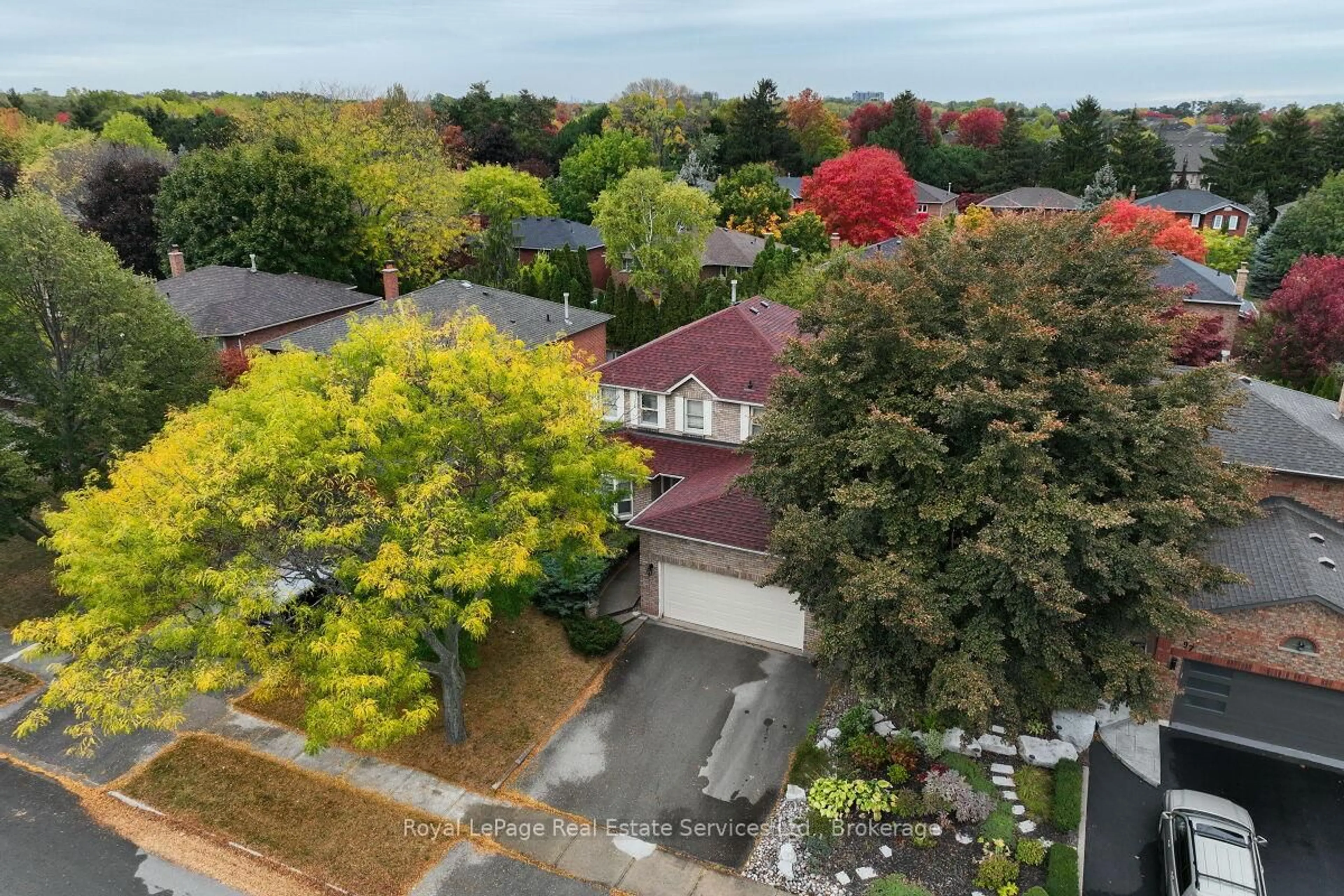 A pic from outside/outdoor area/front of a property/back of a property/a pic from drone, unknown for 101 Waldie Rd, Oakville Ontario L6L 6G5