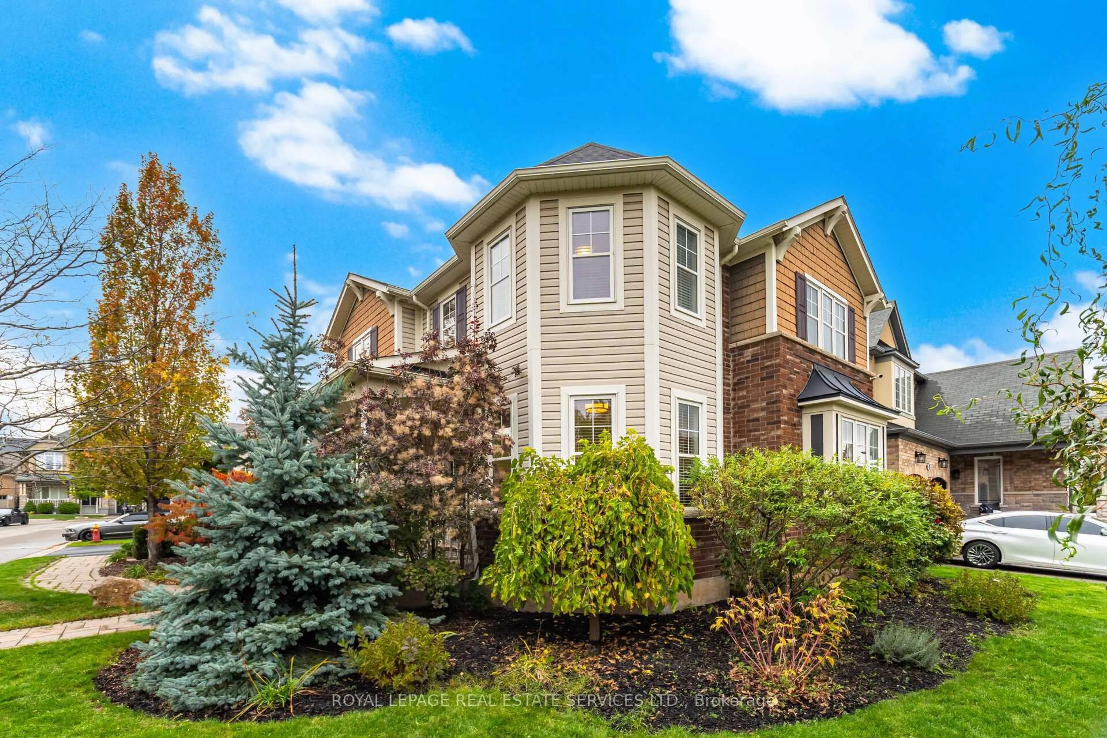 Home with vinyl exterior material, street for 444 Coombs Crt, Milton Ontario L9T 7N5