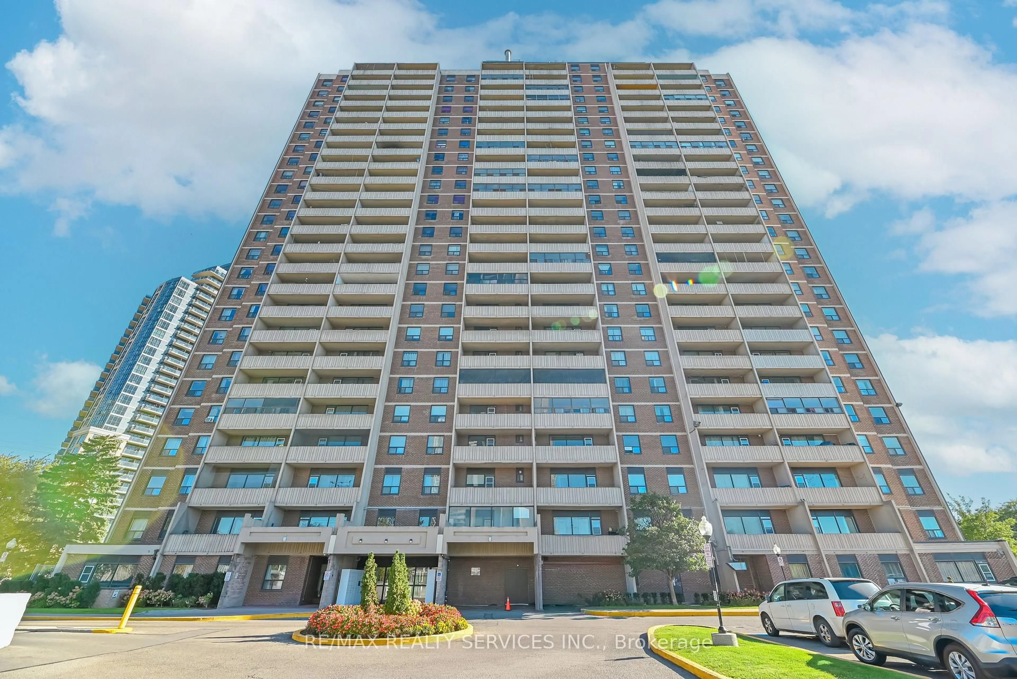 A pic from outside/outdoor area/front of a property/back of a property/a pic from drone, building for 3390 Weston Rd #704, Toronto Ontario M9M 2X3