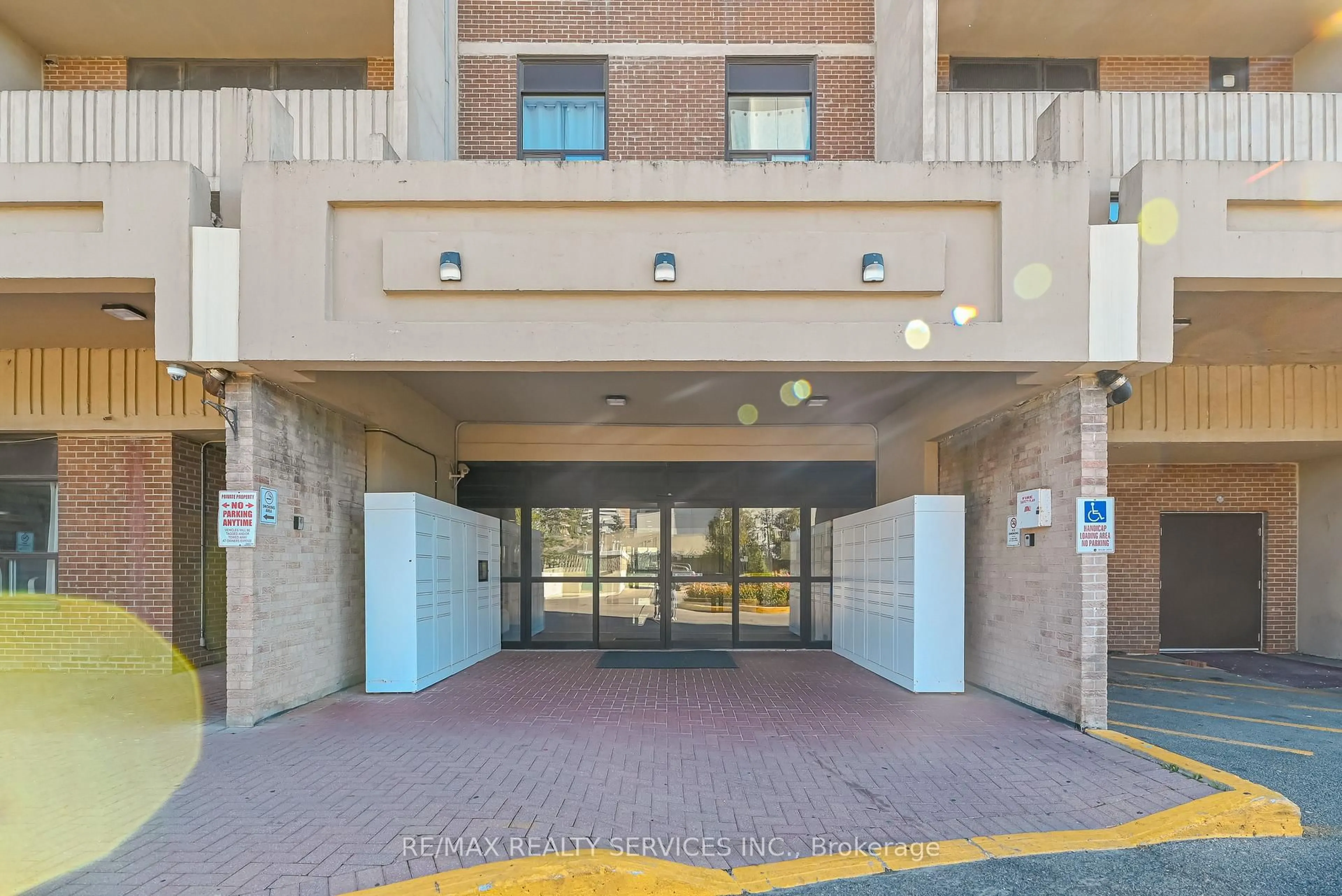 Indoor foyer for 3390 Weston Rd #704, Toronto Ontario M9M 2X3