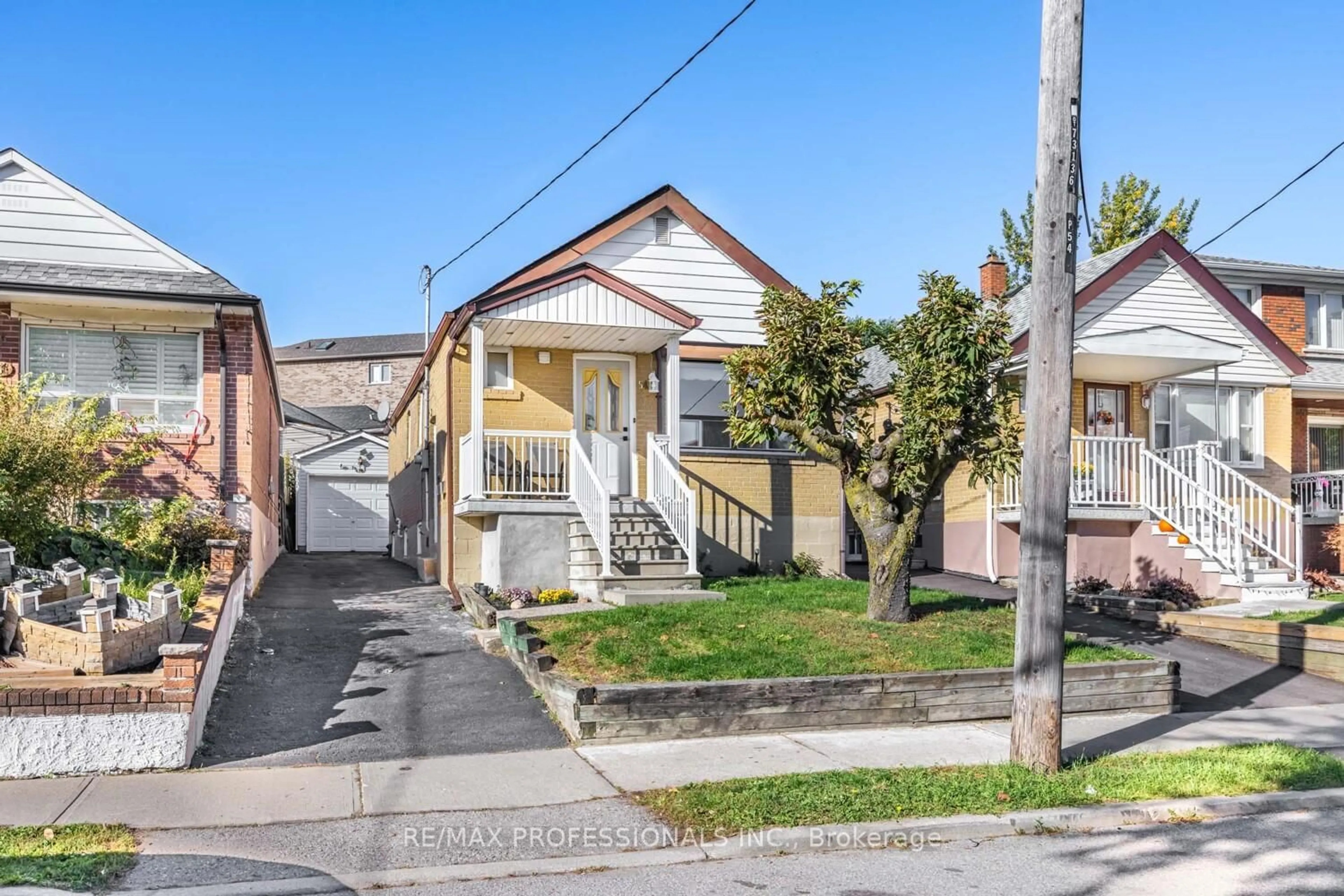 A pic from outside/outdoor area/front of a property/back of a property/a pic from drone, street for 54 Holmesdale Cres, Toronto Ontario M6E 1Y5