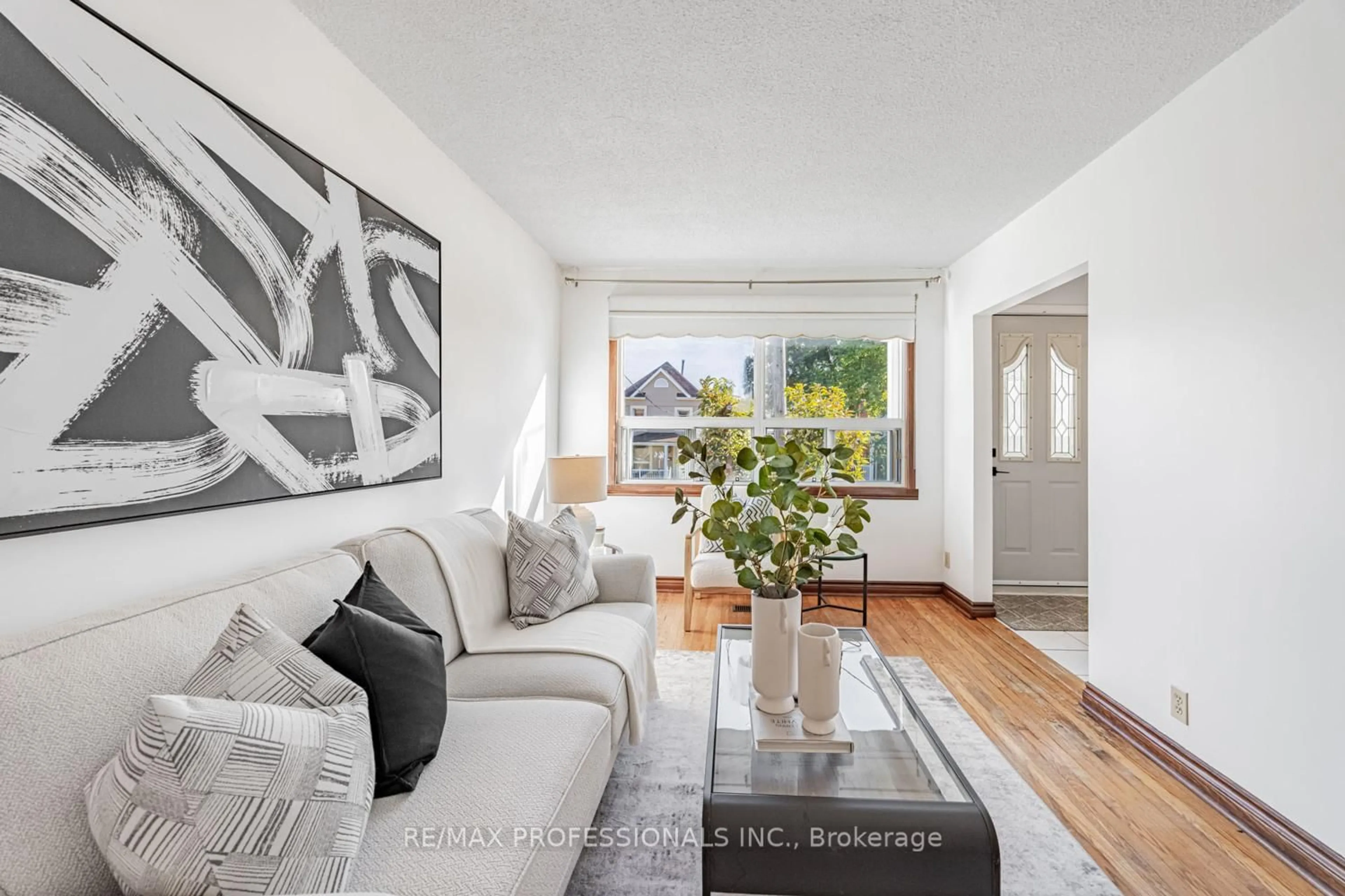 Living room with furniture, unknown for 54 Holmesdale Cres, Toronto Ontario M6E 1Y5