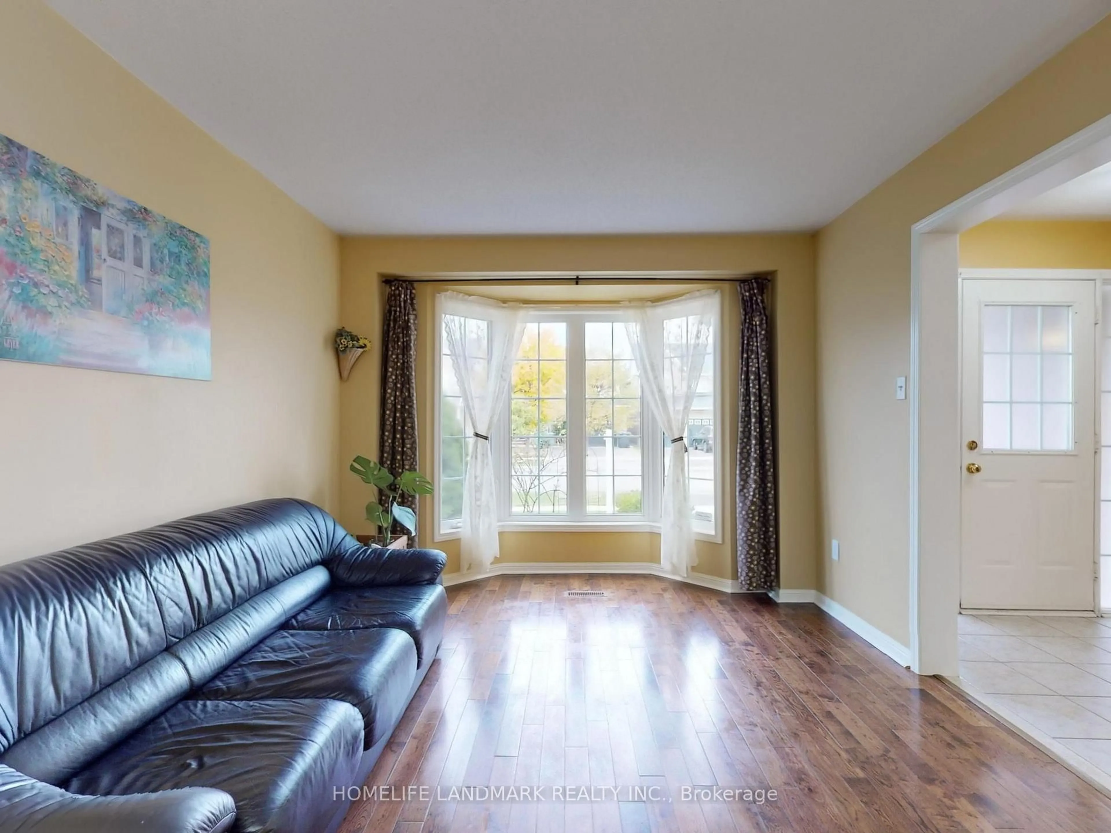 Living room with furniture, wood/laminate floor for 5919 Osprey Blvd, Mississauga Ontario L5N 8J7