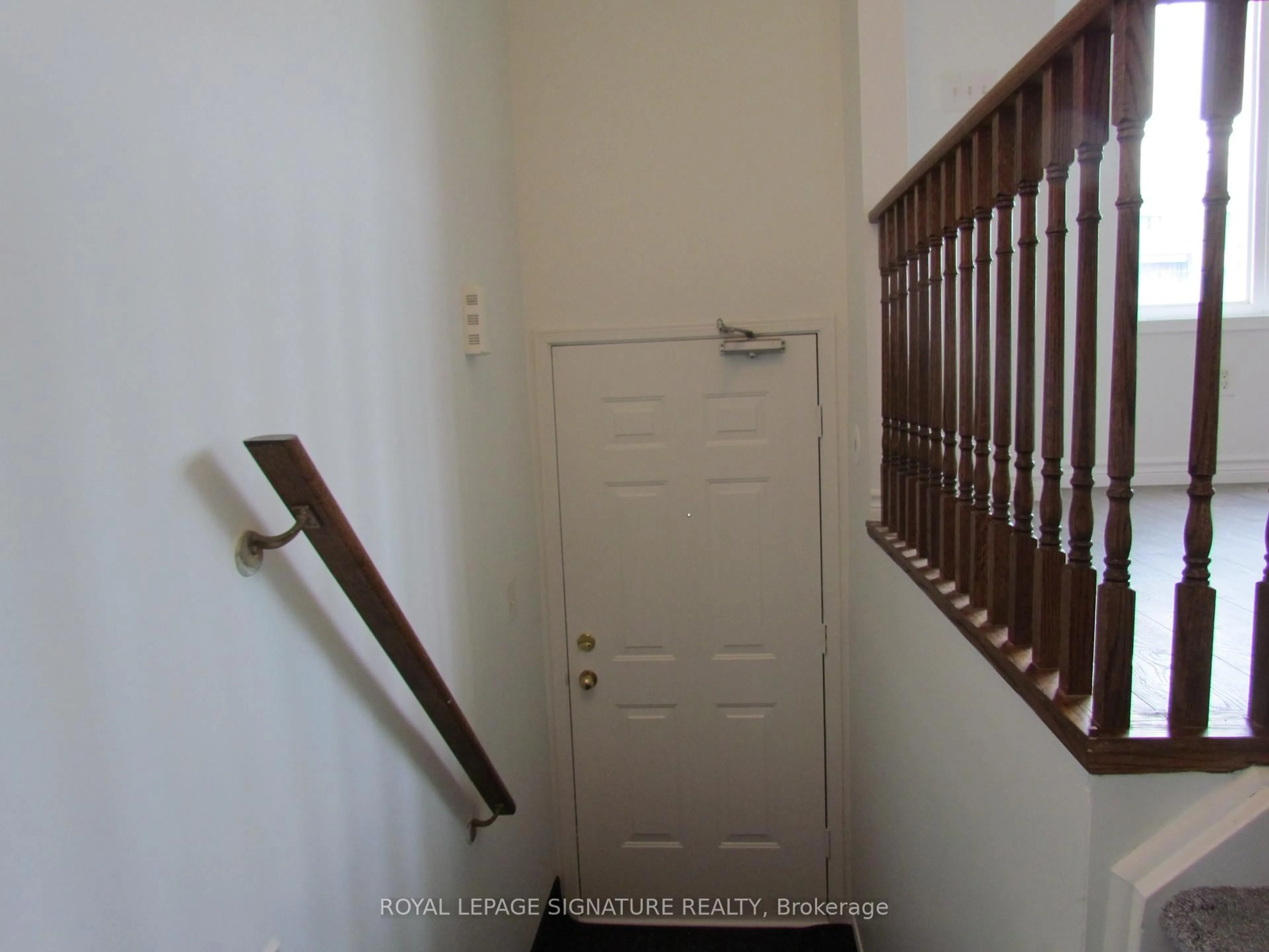 Indoor foyer for 3056 Eglinton Ave #69, Mississauga Ontario L5M 8E4