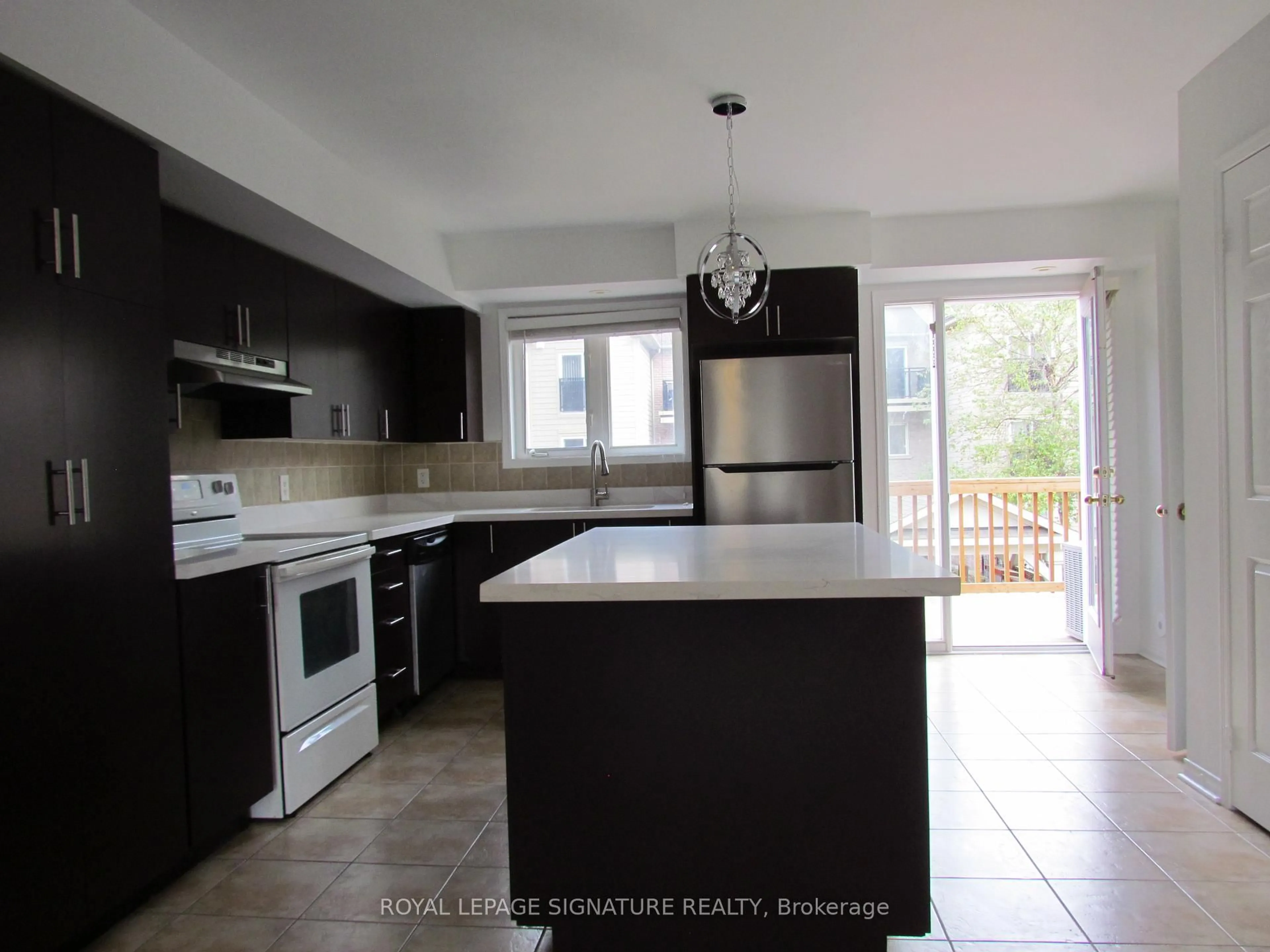 Open concept kitchen, ceramic/tile floor for 3056 Eglinton Ave #69, Mississauga Ontario L5M 8E4