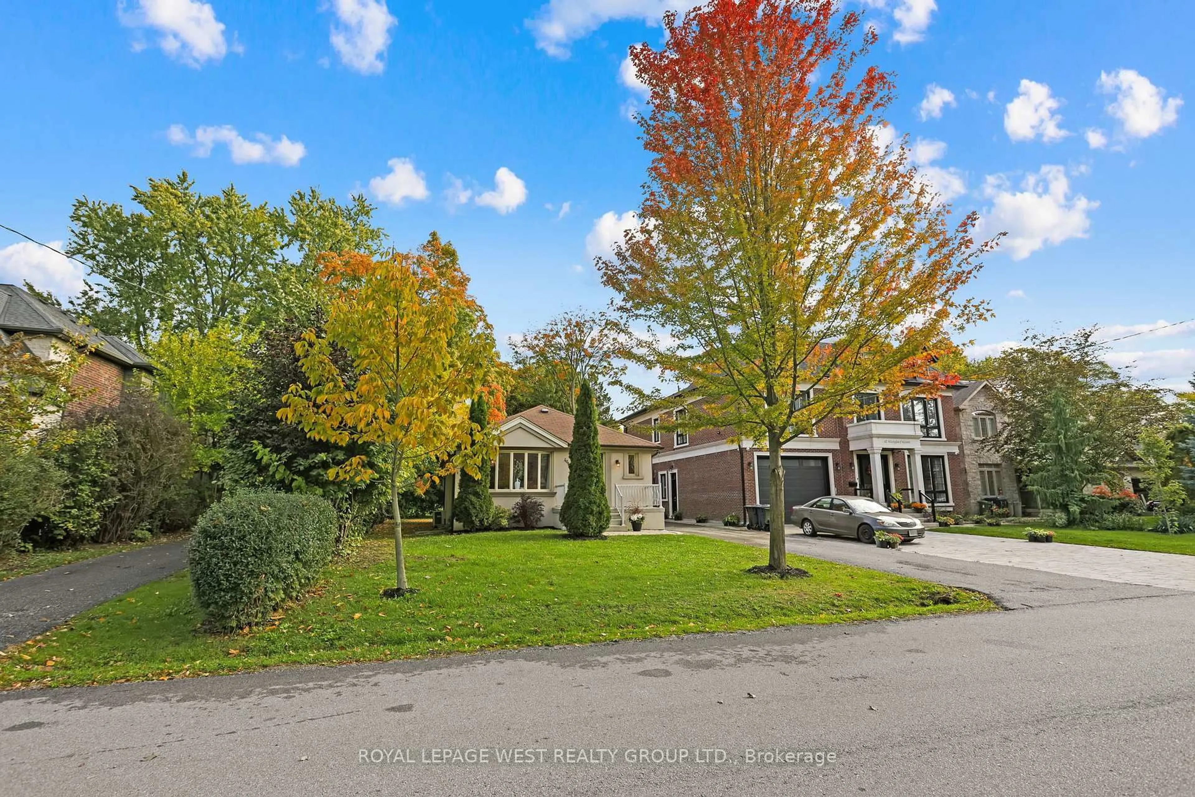 A pic from outside/outdoor area/front of a property/back of a property/a pic from drone, street for 44 Westglen Cres, Toronto Ontario M9B 4R1