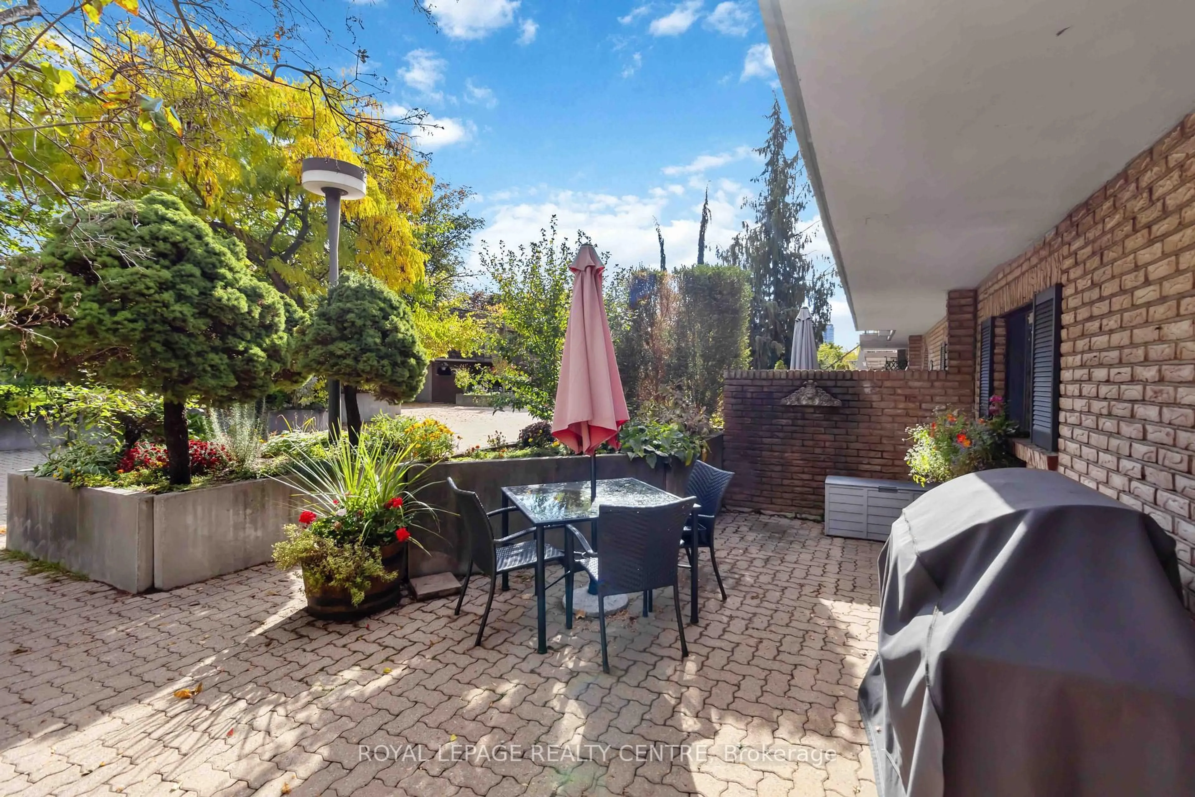 Patio, street for 1330 Mississauga Valley Blvd Blvd #34, Mississauga Ontario L5A 3T1