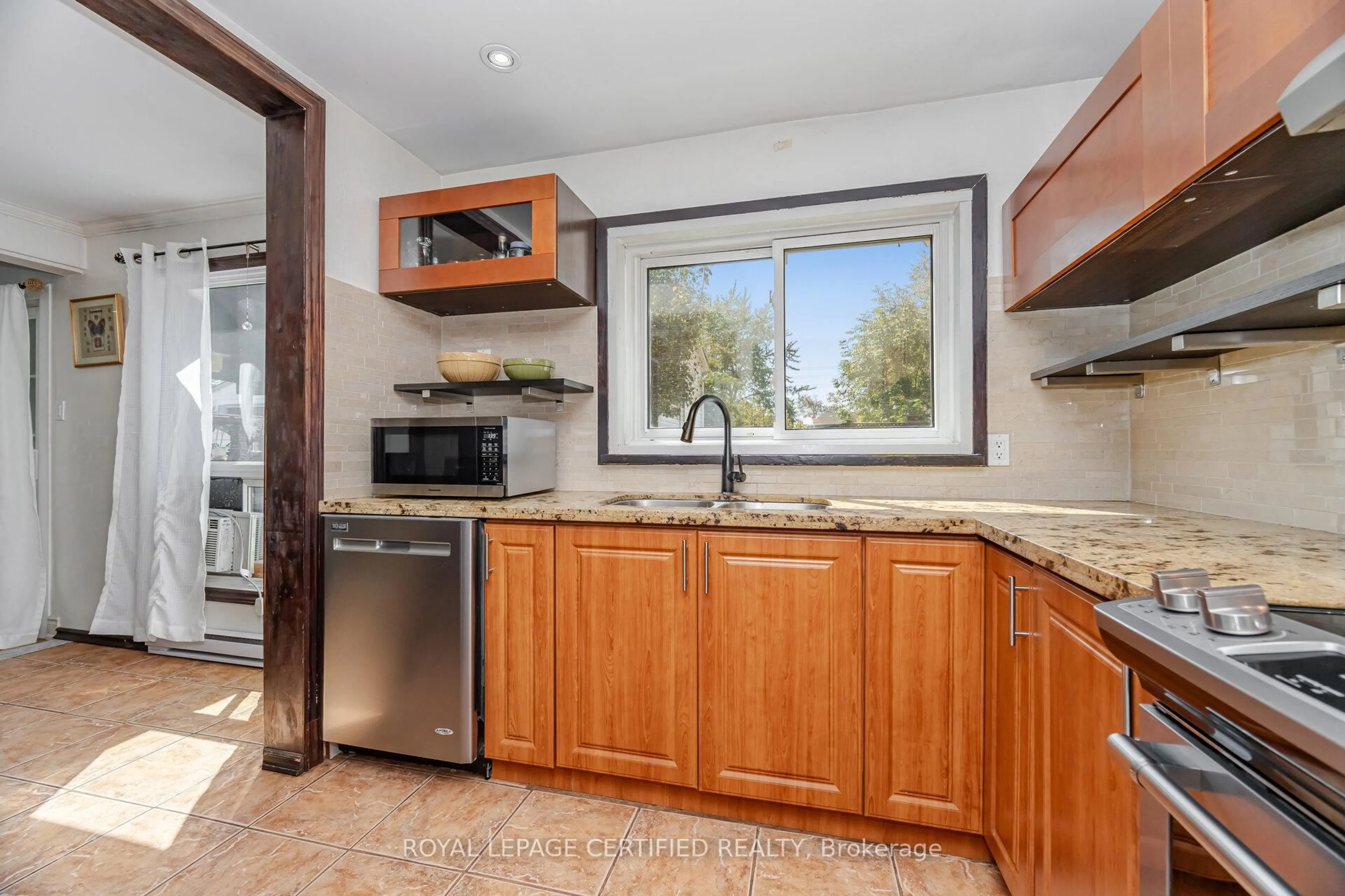 Standard kitchen, ceramic/tile floor for 13 Hilldowntree Tr, Brampton Ontario L6S 1P7