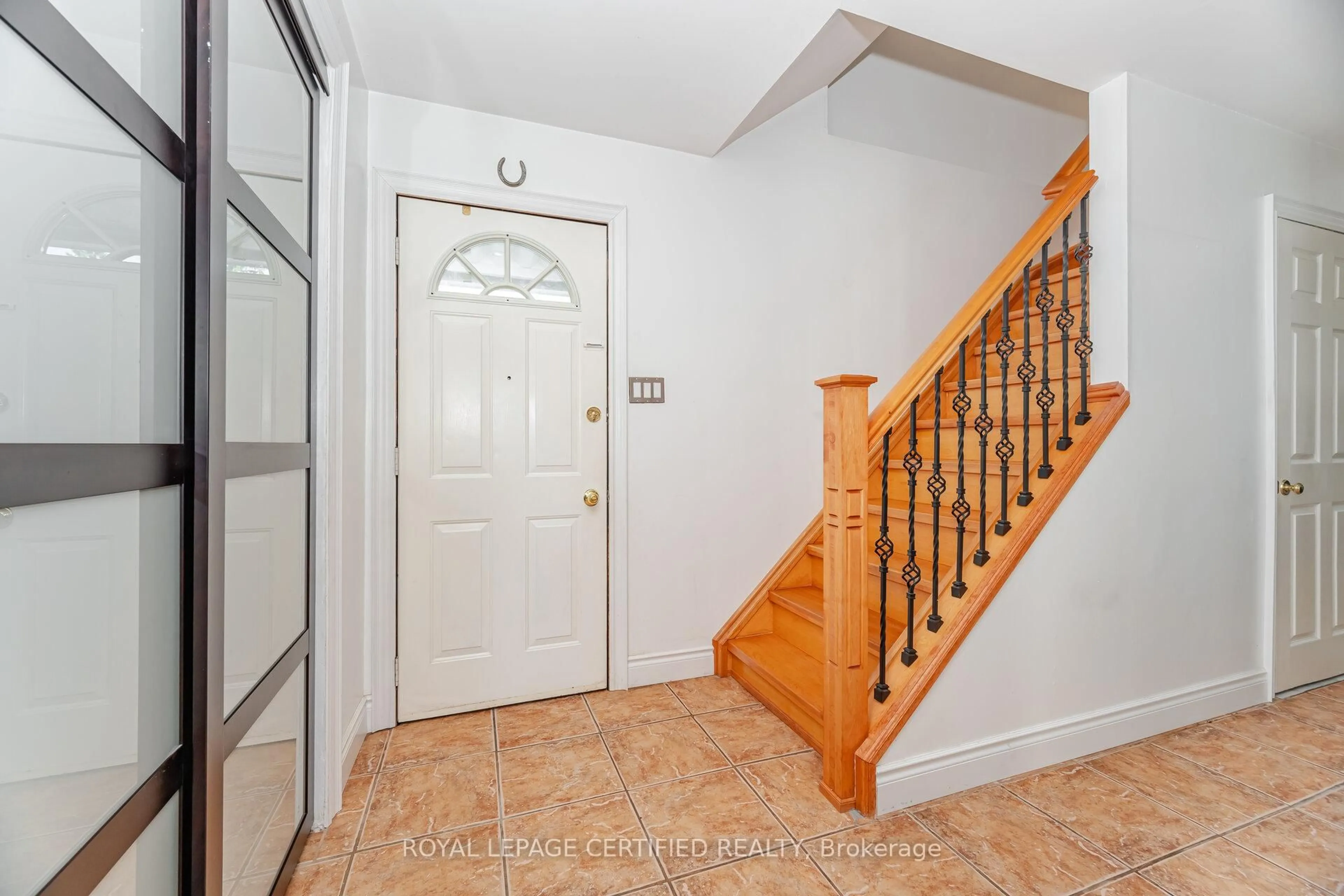 Indoor entryway for 13 Hilldowntree Tr, Brampton Ontario L6S 1P7