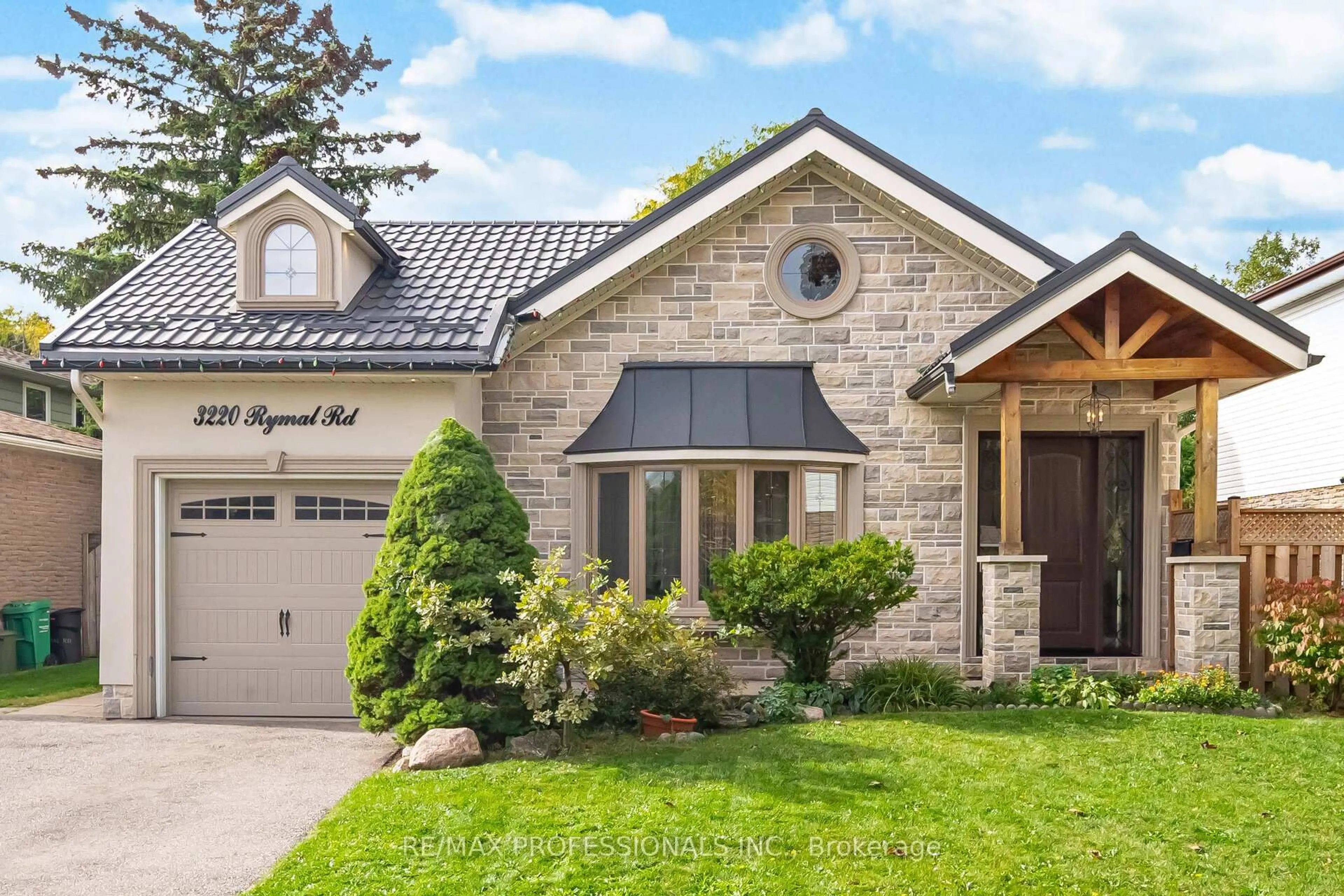 Home with brick exterior material, street for 3220 Rymal Rd, Mississauga Ontario L4Y 3B9