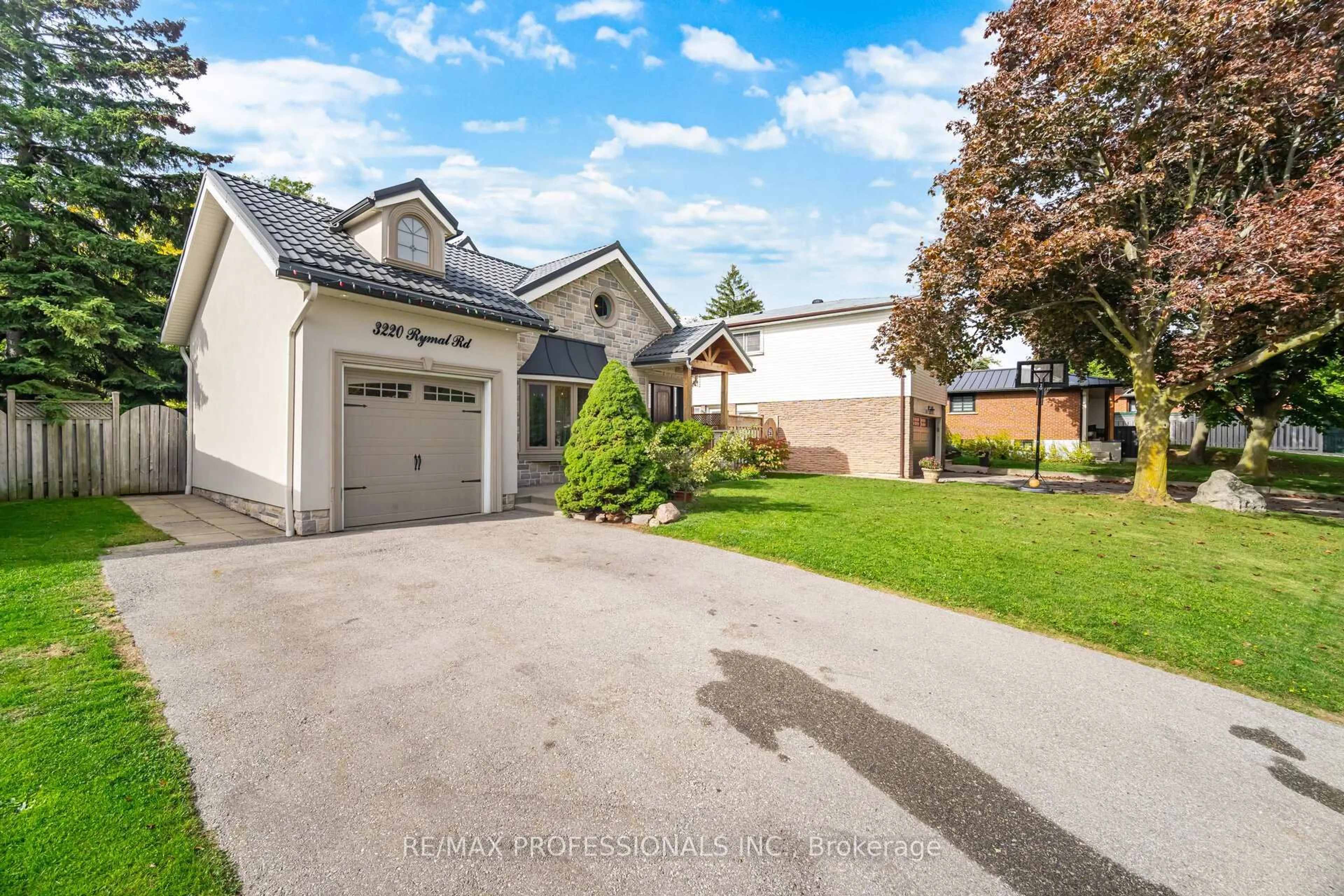 A pic from outside/outdoor area/front of a property/back of a property/a pic from drone, street for 3220 Rymal Rd, Mississauga Ontario L4Y 3B9